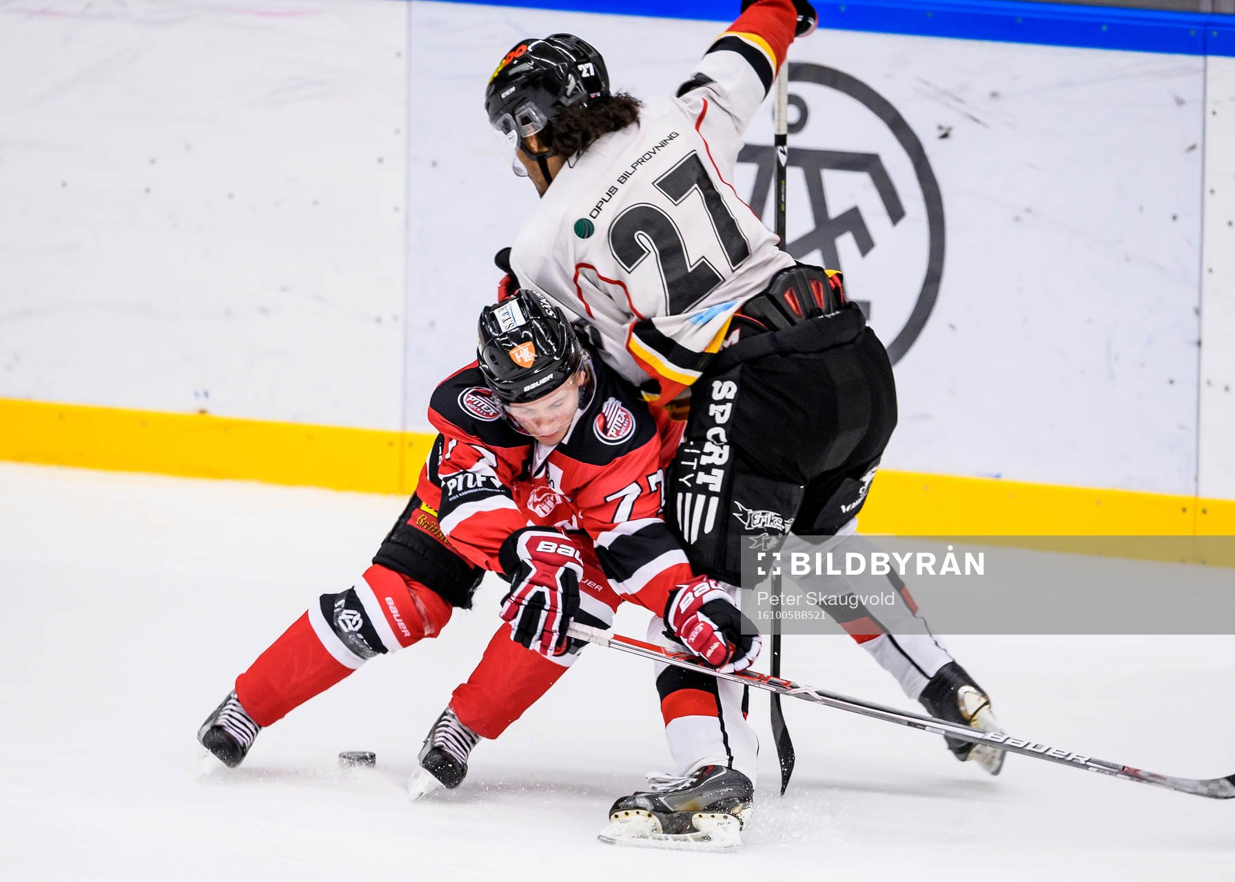 Piteås Isak Pantzare tacklar Lejons Malcolm Zander
