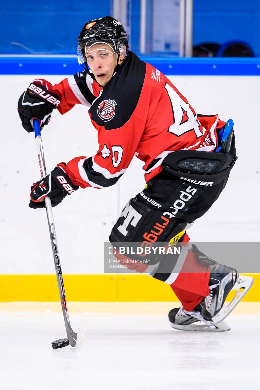 Piteås Magnus Isaksson med pucken