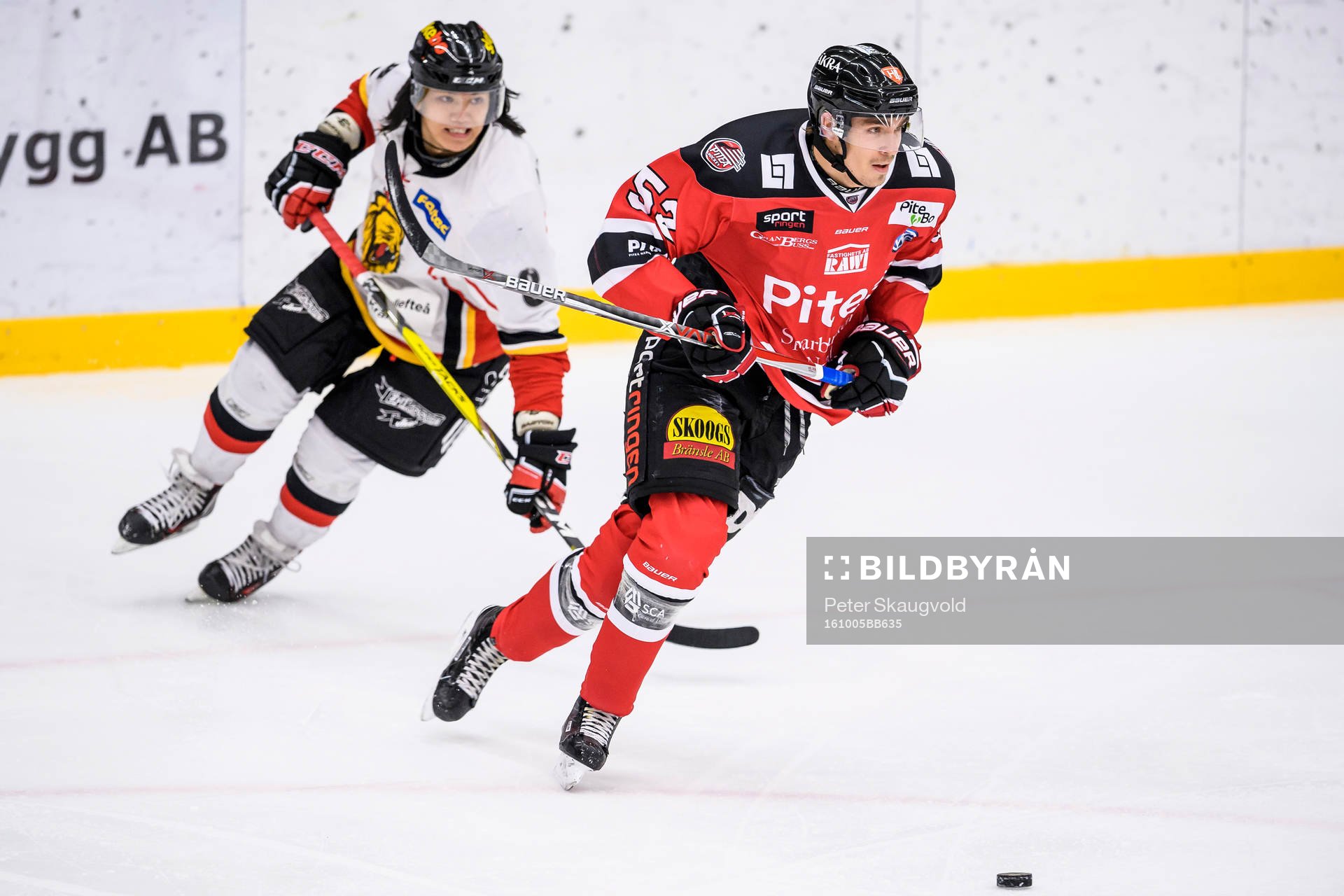 Piteås August Tornberg jagas av Lejons Johan Bölander