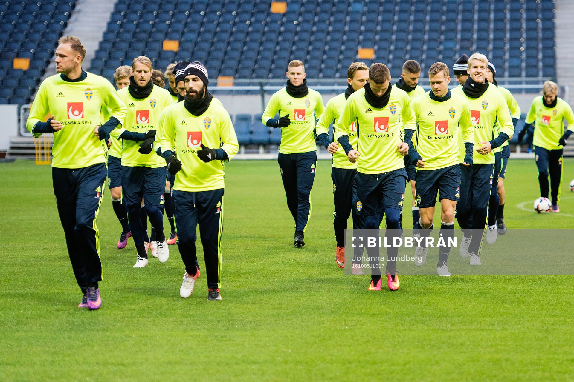 Sveriges Andreas Granqvist och Jimmy Durmaz längst fram