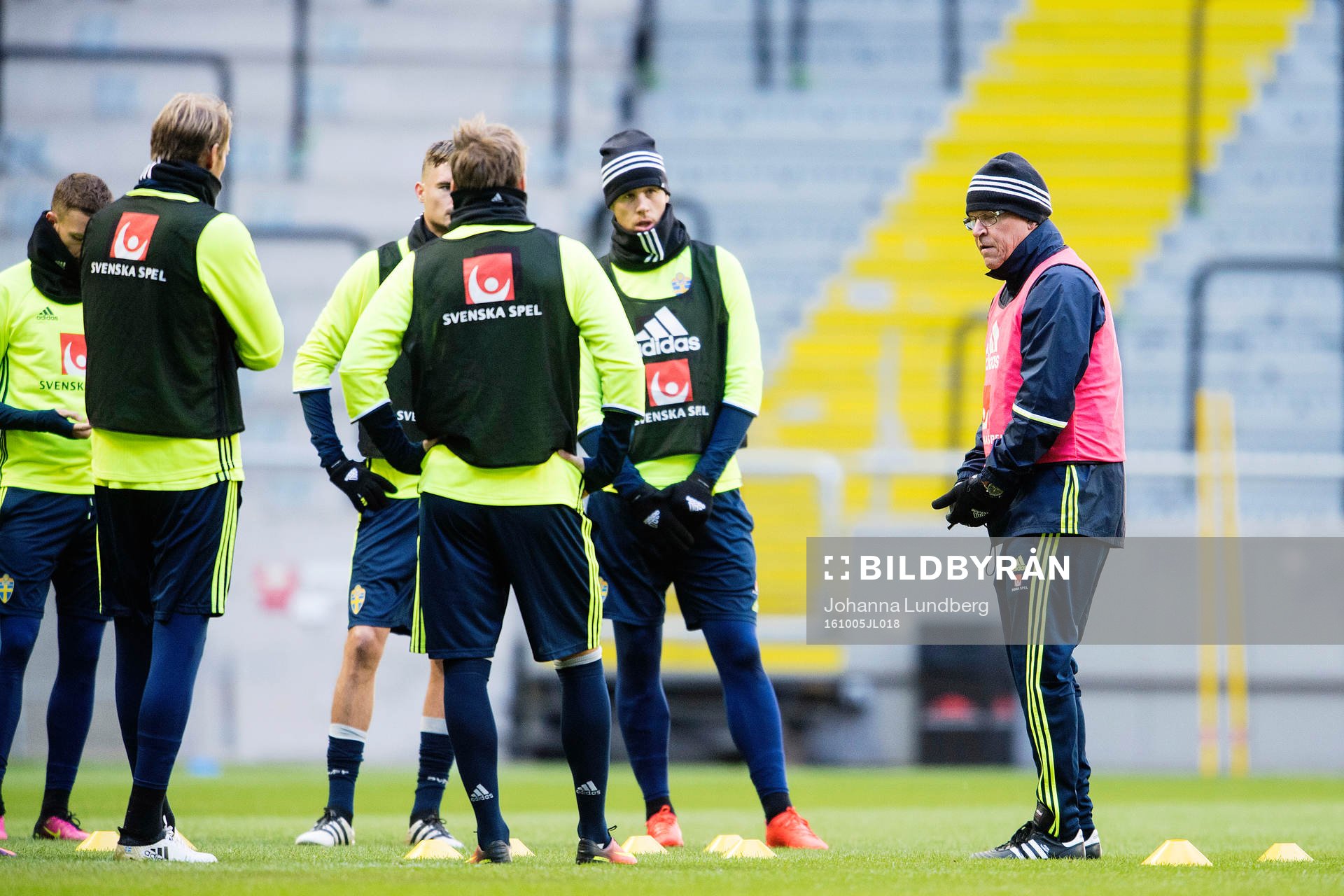Sveriges förbundskapten Janne Andersson samlar spelarna