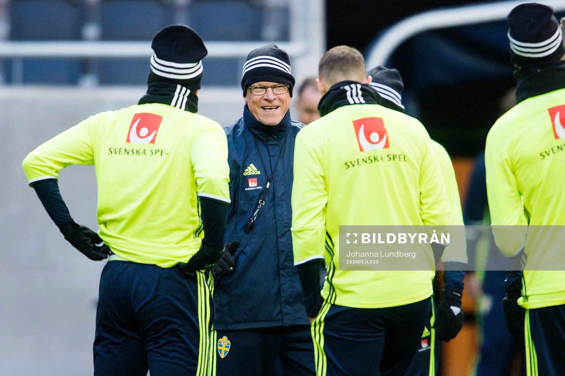 Sveriges förbundskapten Janne Andersson samlar spelarna