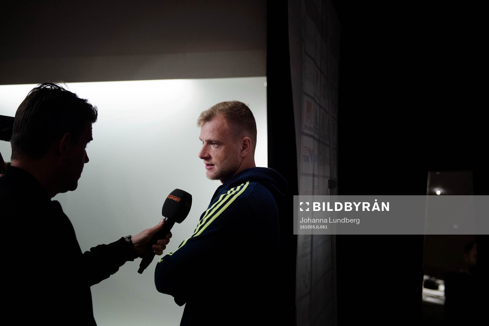 Sveriges John Guidetti blir intervjuad av Tv 4's Patrick Ekwall under en mediaträff med Sveriges fotbollslandslag den 5 oktober 2016 i Stockholm.