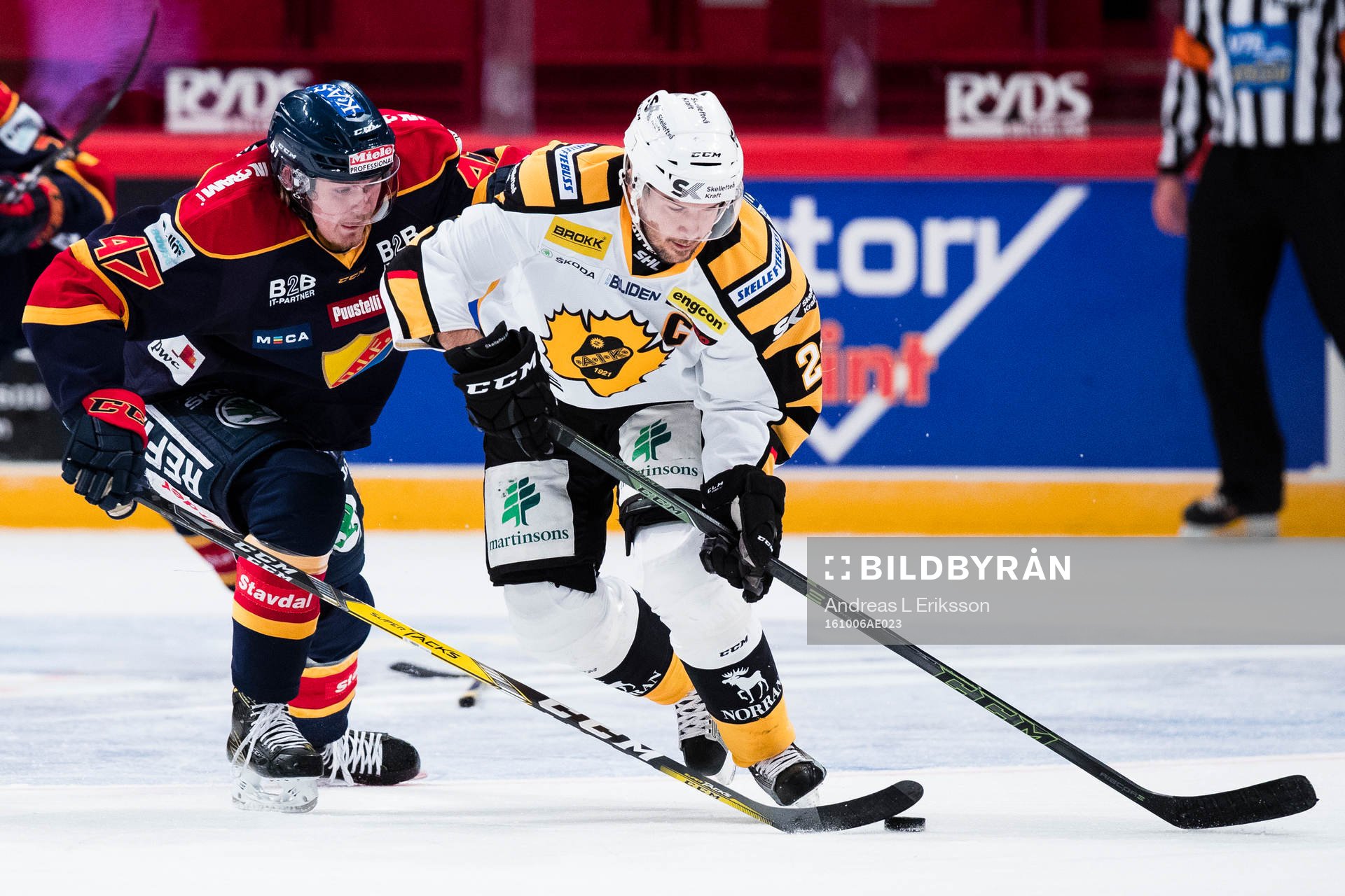 Djurgårdens Linus Johansson i kamp om pucken med