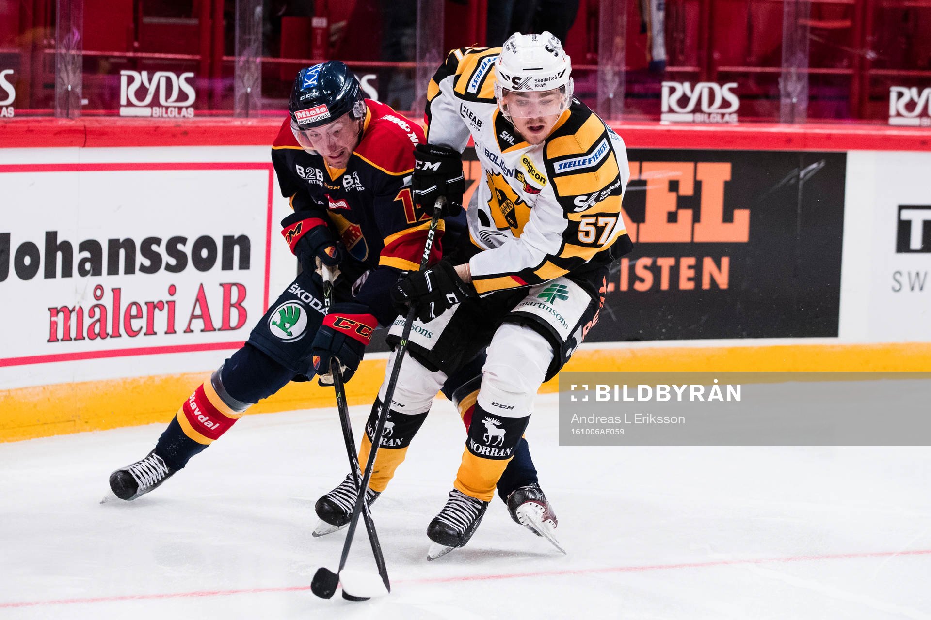 Djurgårdens Albin Lundin i kamp om pucken med Skellefteås