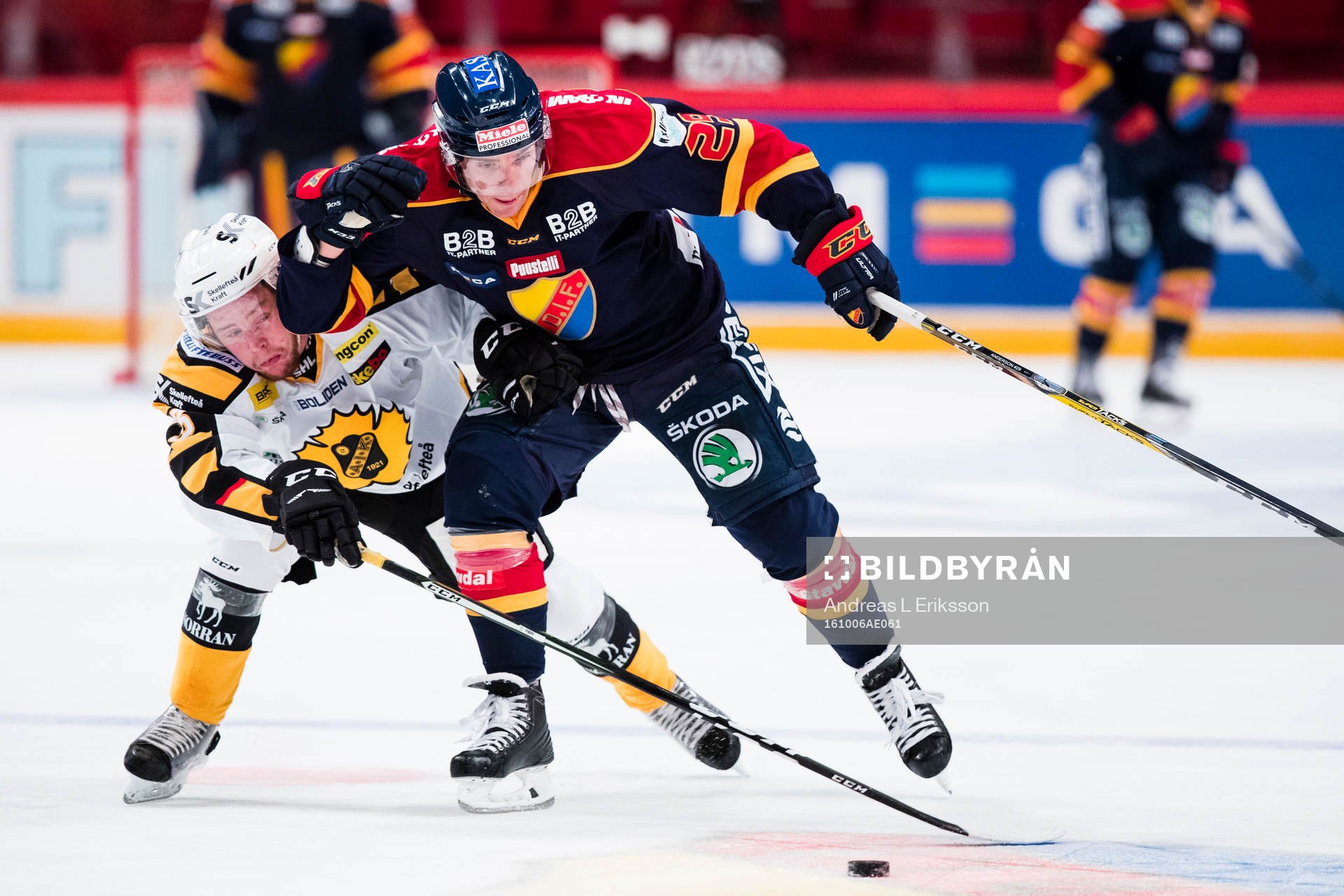 Skellefteås Sebastian Ohlsson i kamp om pucken med
