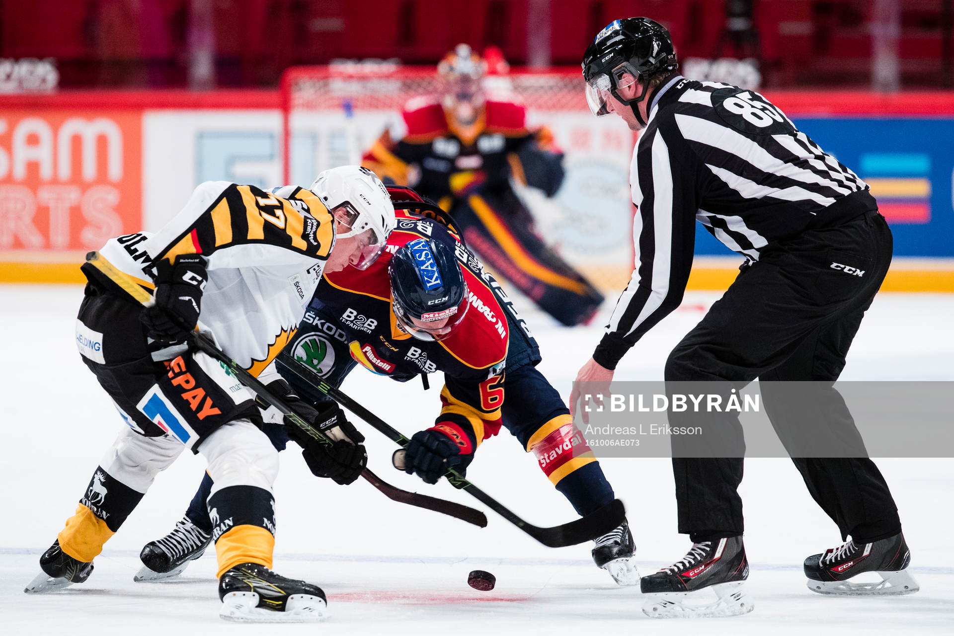 Skellefteås Pär Lindholm tekar mot Djurgårdens Markus