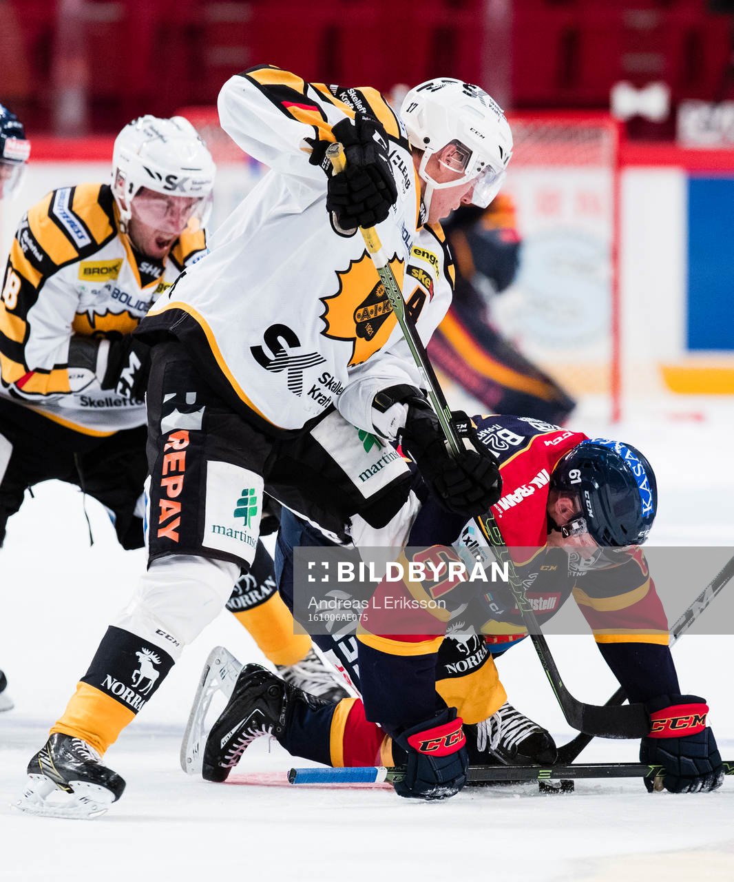 Skellefteås Pär Lindholm i kamp om pucken med