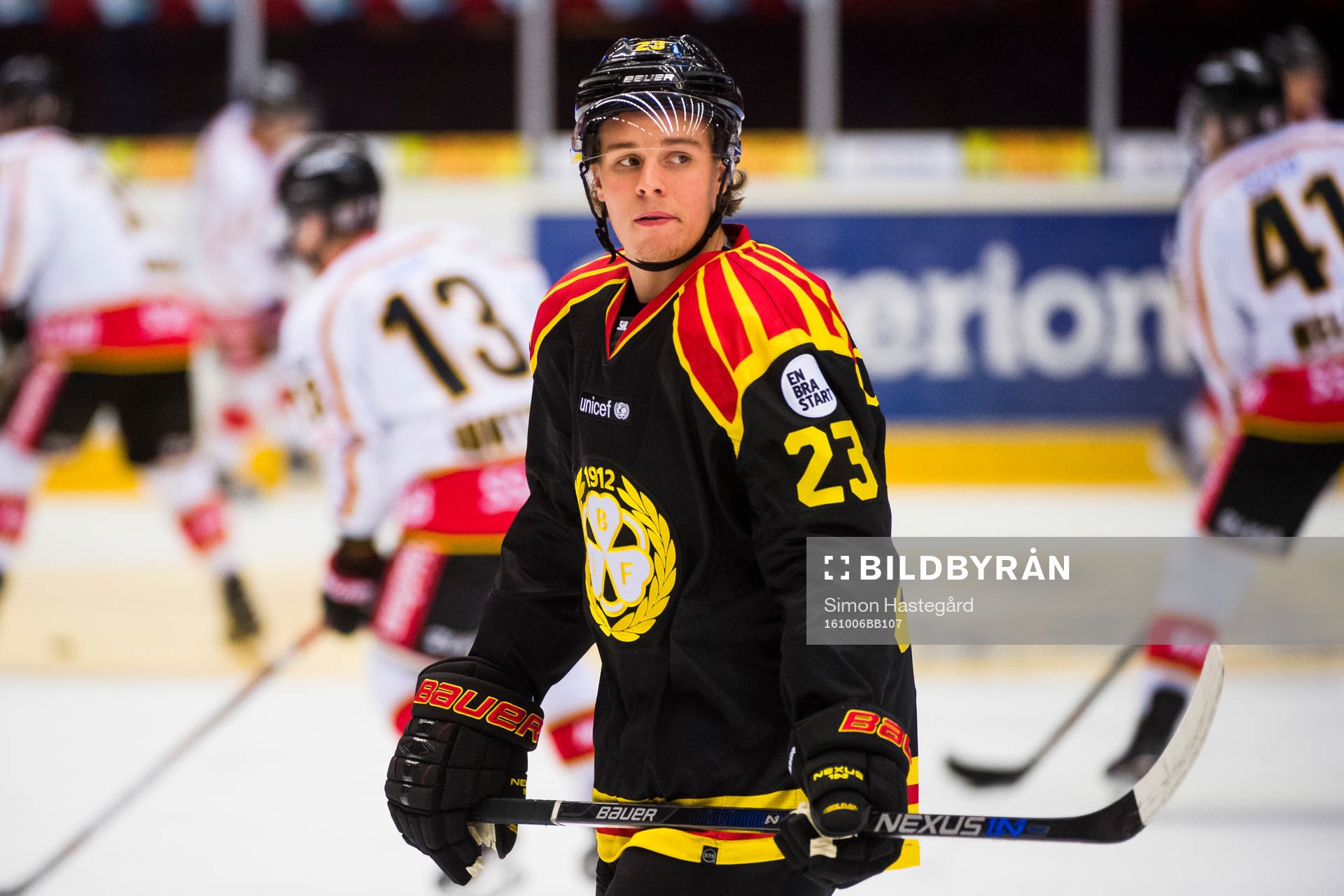 Brynäs Lucas Carlsson före ishockeymatchen i SHL mellan