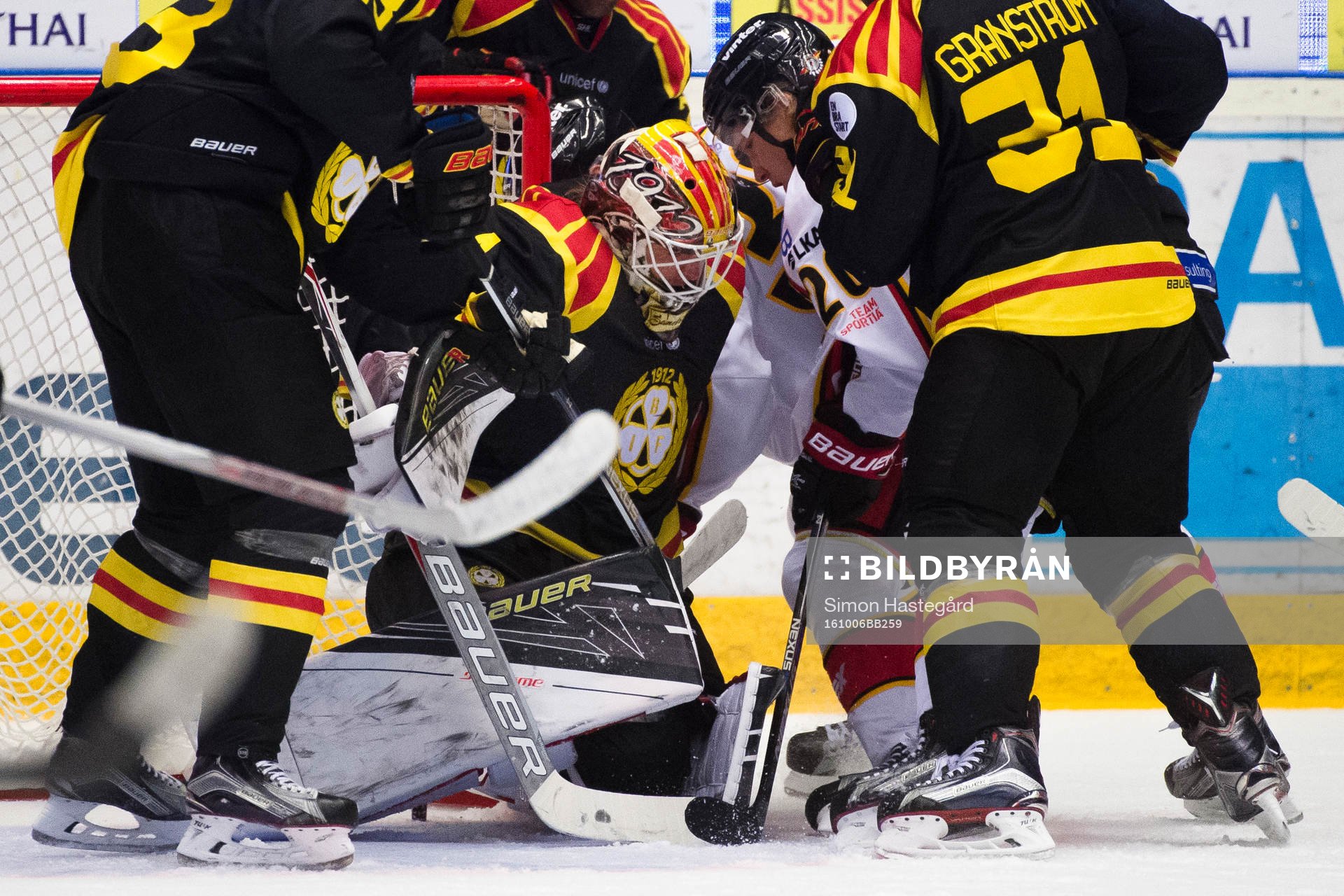 Situation framför Brynäs målvakt Felix Sandström vilket