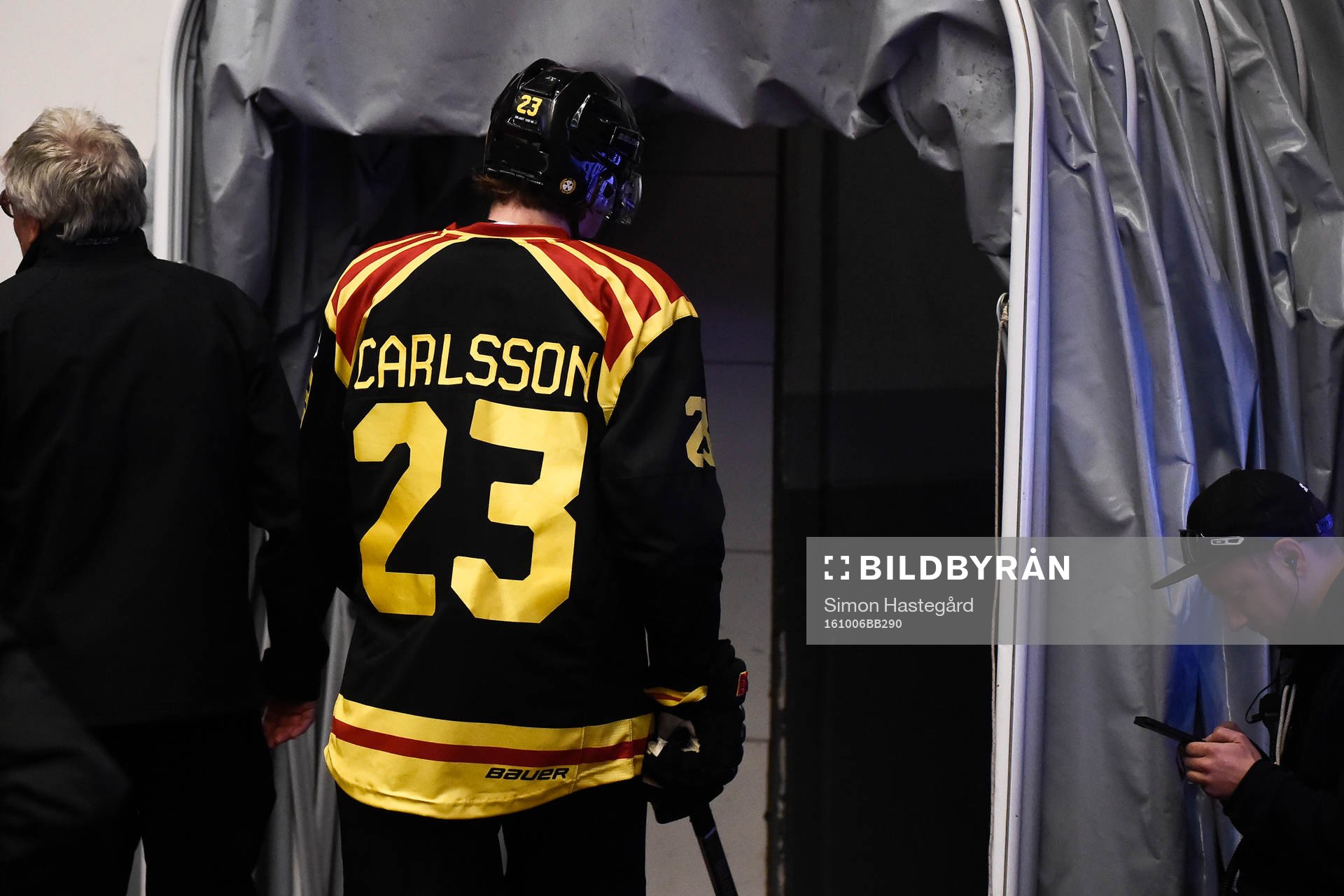 Brynäs Lucas Carlsson lämnar isen