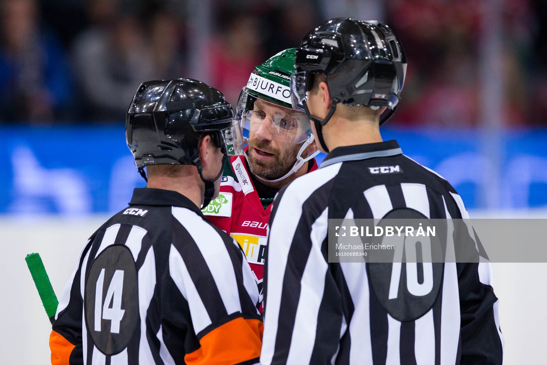 Frölundas Joel Lundqvist pratar med domare Marian Rohatsch