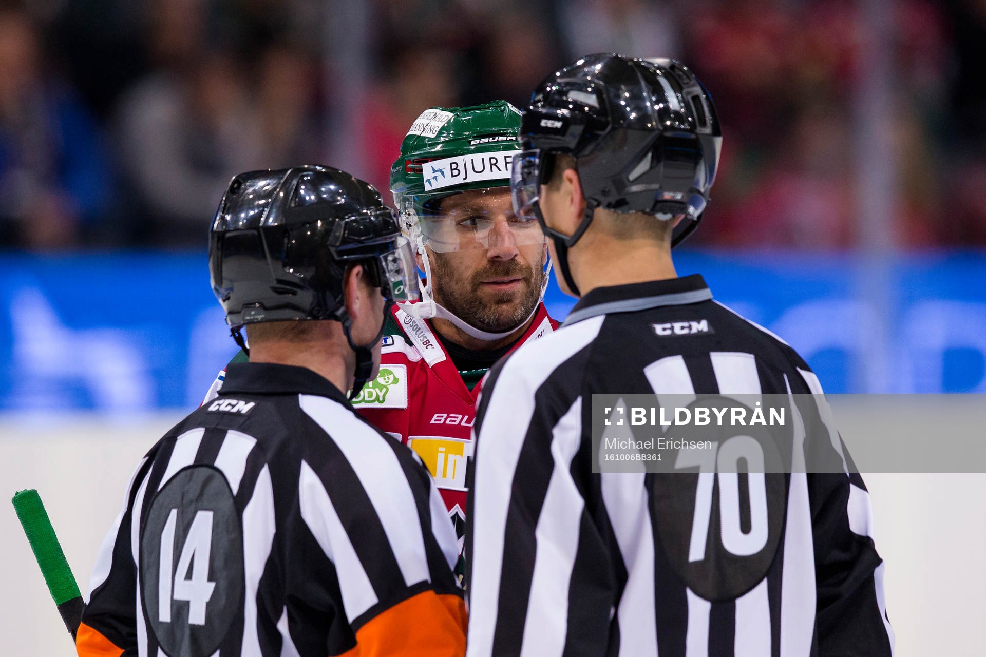 Frölundas Joel Lundqvist pratar med domare Marian Rohatsch