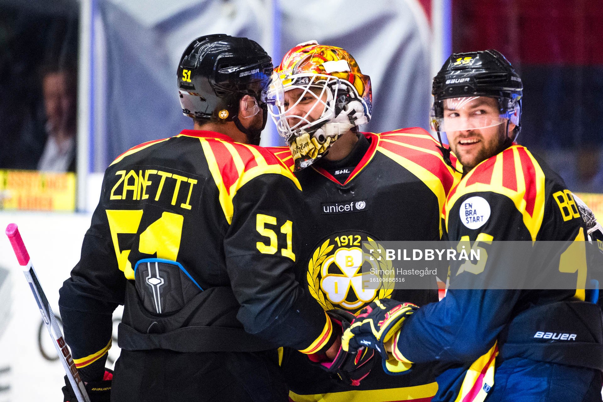 Brynäs Marc Zanetti , målvakt Felix Sandström och Simon