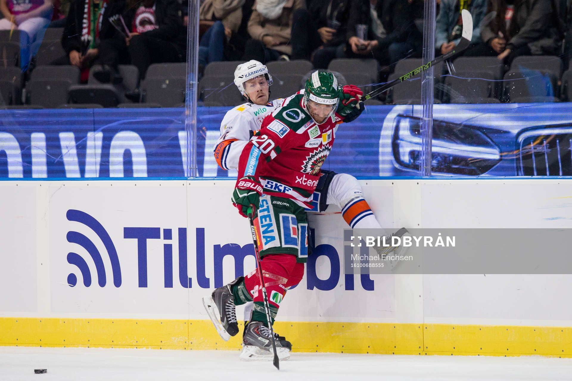Frölundas Joel Lundqvist tacklar Växjös Joakim Hillding