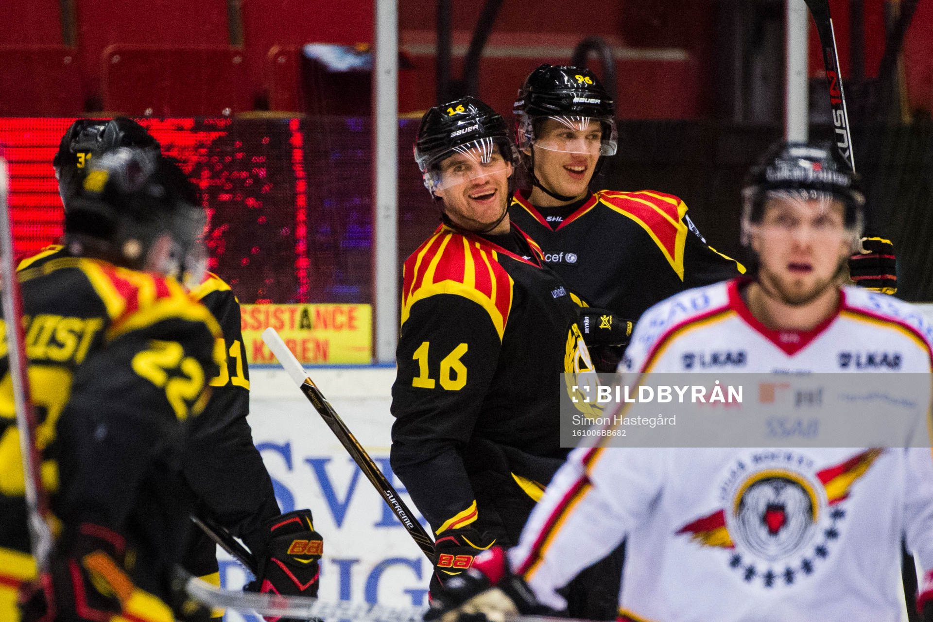 Brynäs Daniel Paille och Oskar Lindblom jublar