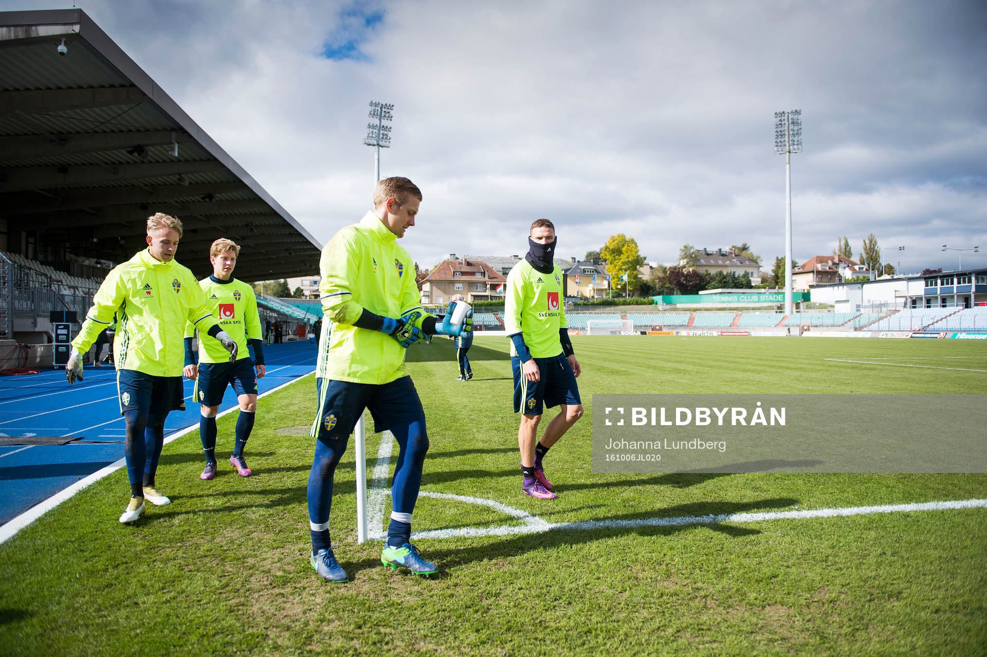 Sveriges målvakt Patrik Carlgren , Marcus Berg bredvid
