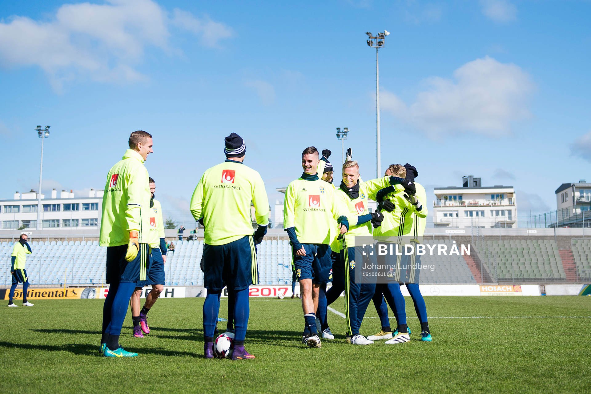 Sveriges målvakt Robin Olsen, Mikael Lustig, Oscar Wendt