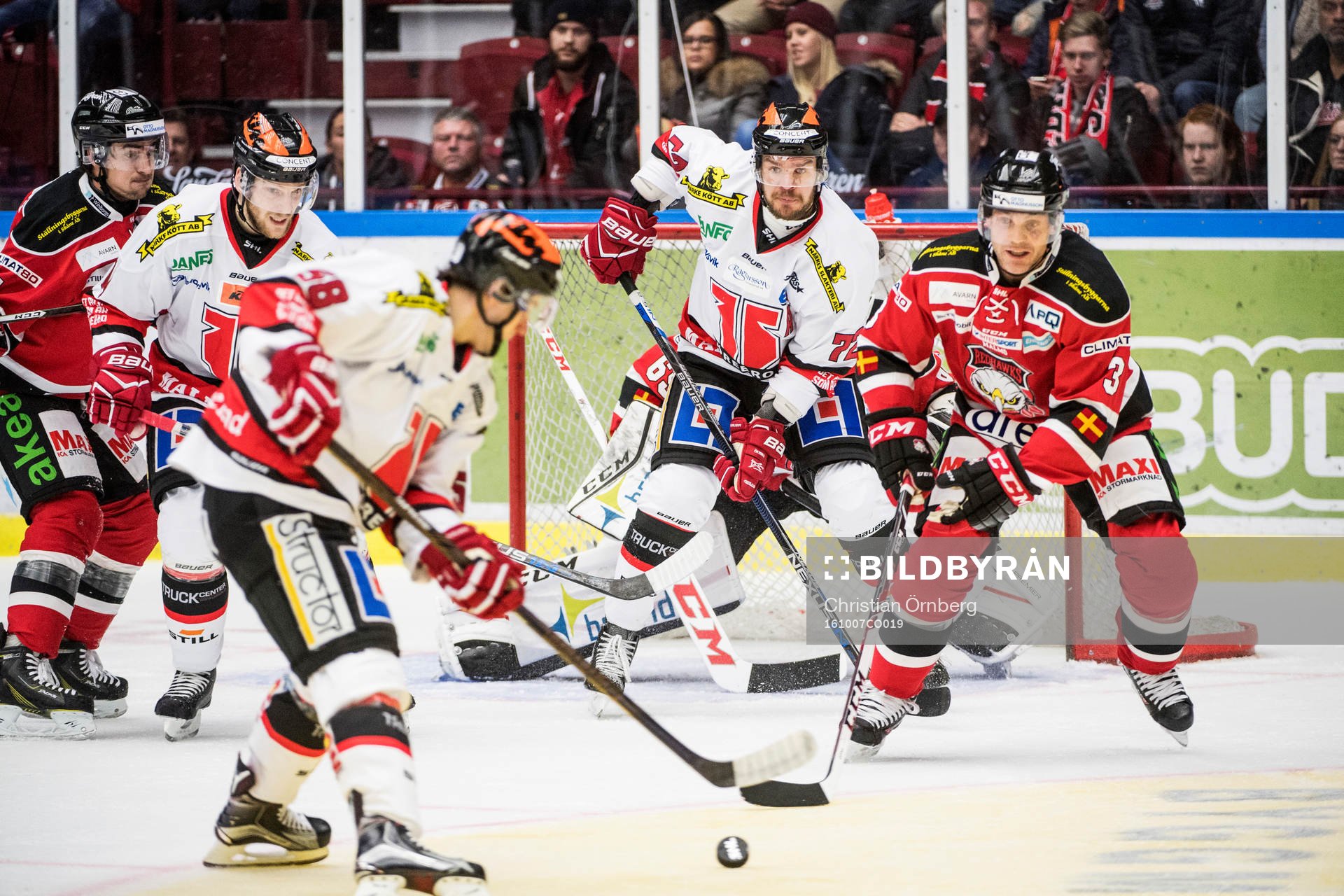 Örebros Michael Haga försöker nå Örebros Siim Liivik