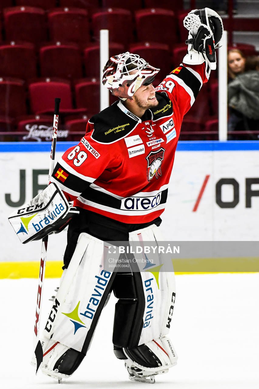 Malmö Redhawks målvakt Oscar Alsenfelt jublar