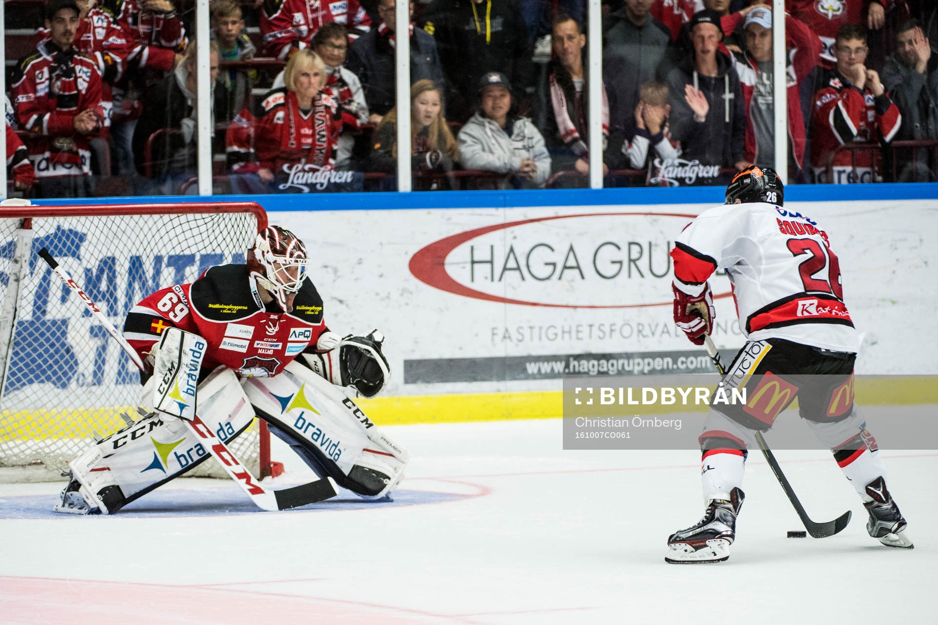 Örebros Greg Squires missar straffen på Malmö Redhawks