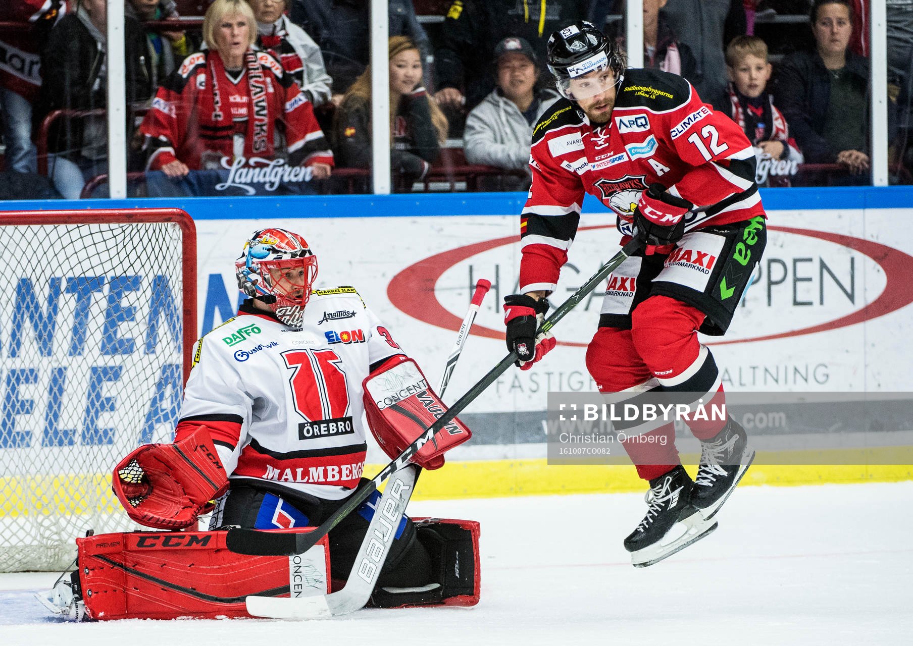 Malmö Redhawks Andreas Thuresson hoppar framför Örebros