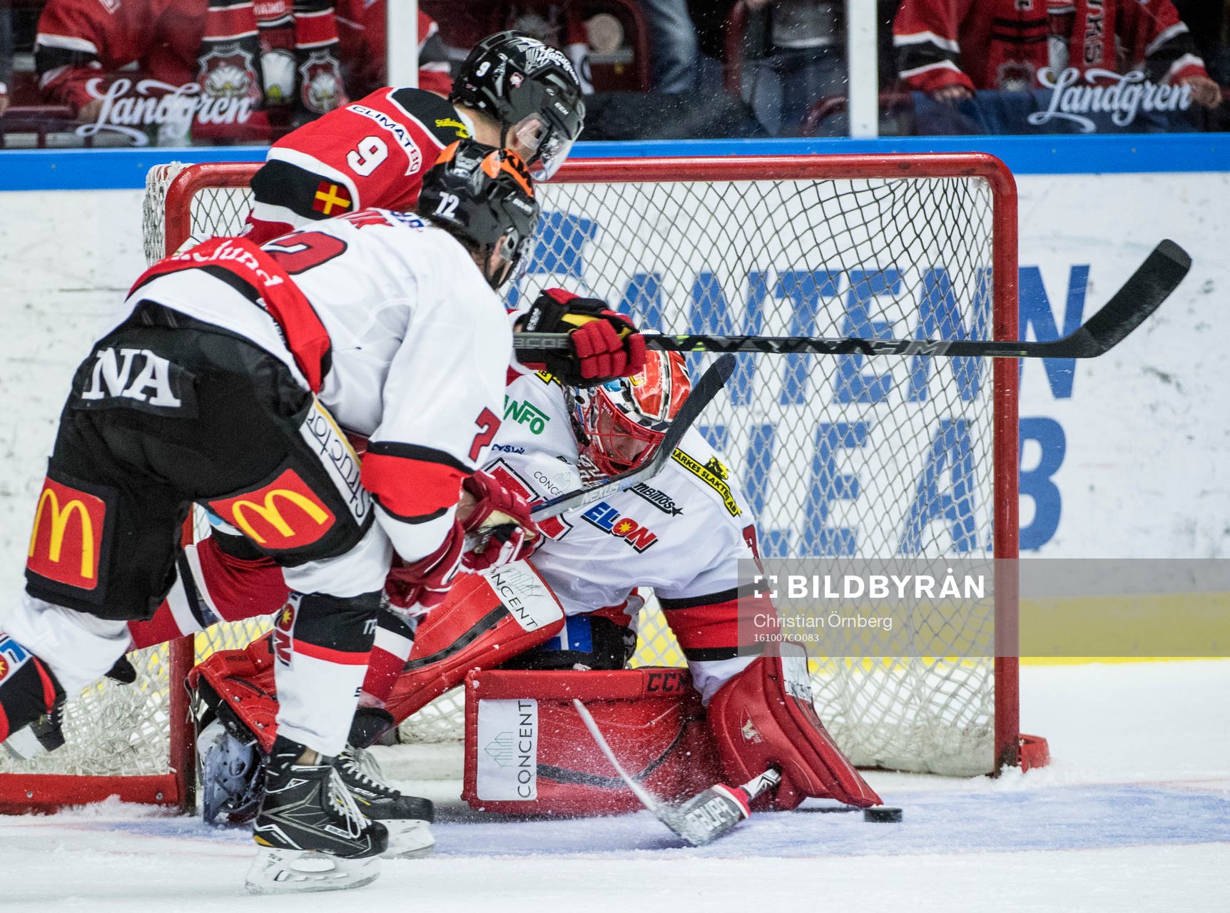 Malmö Redhawks Frederik Storm framför Örebros målvakt