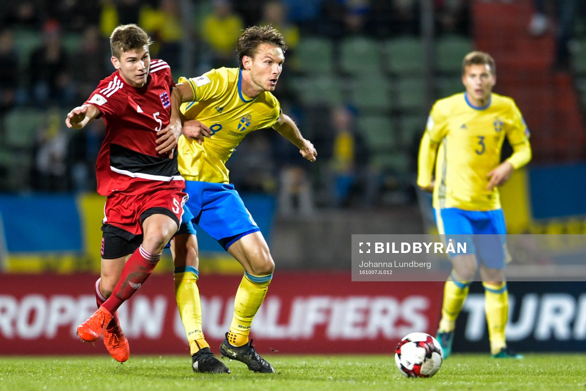 Sveriges Albin Ekdal håller undan Luxemburgs Florian