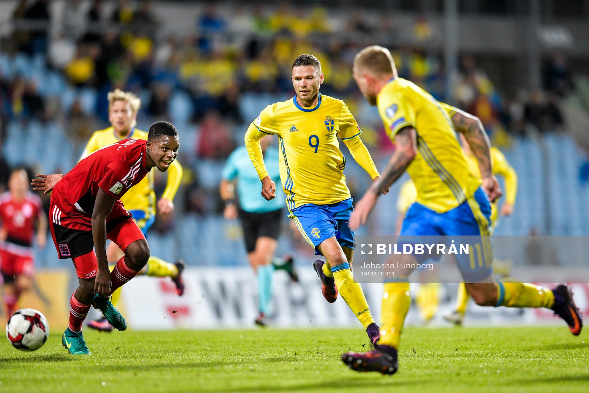 Sveriges Marcus Berg passar bollen till John Guidetti