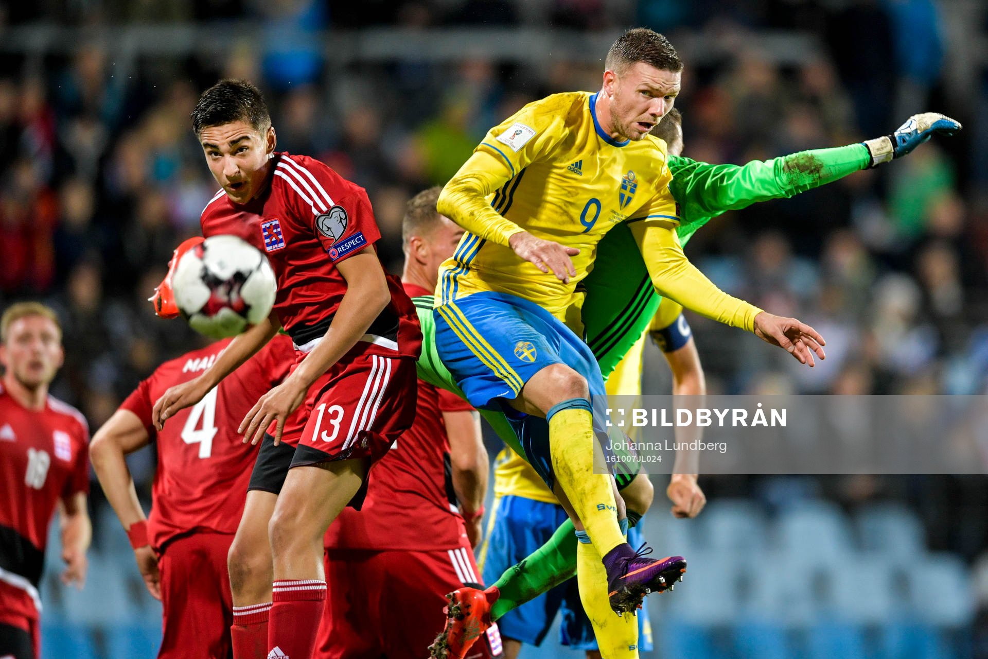 Sveriges Marcus Berg i luftduell med Luxemburgs Dirk
