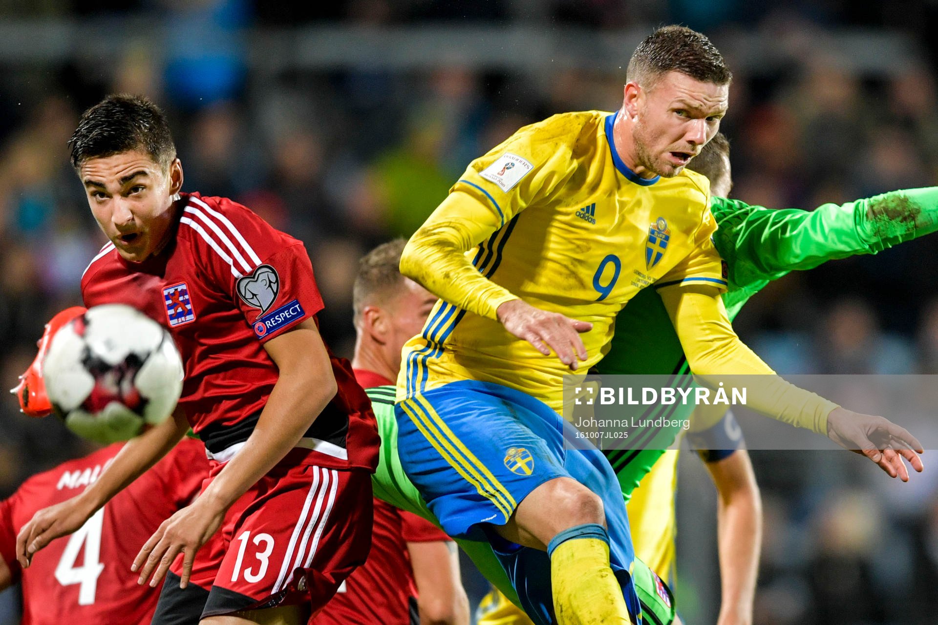 Sveriges Marcus Berg i luftduell med Luxemburgs Dirk