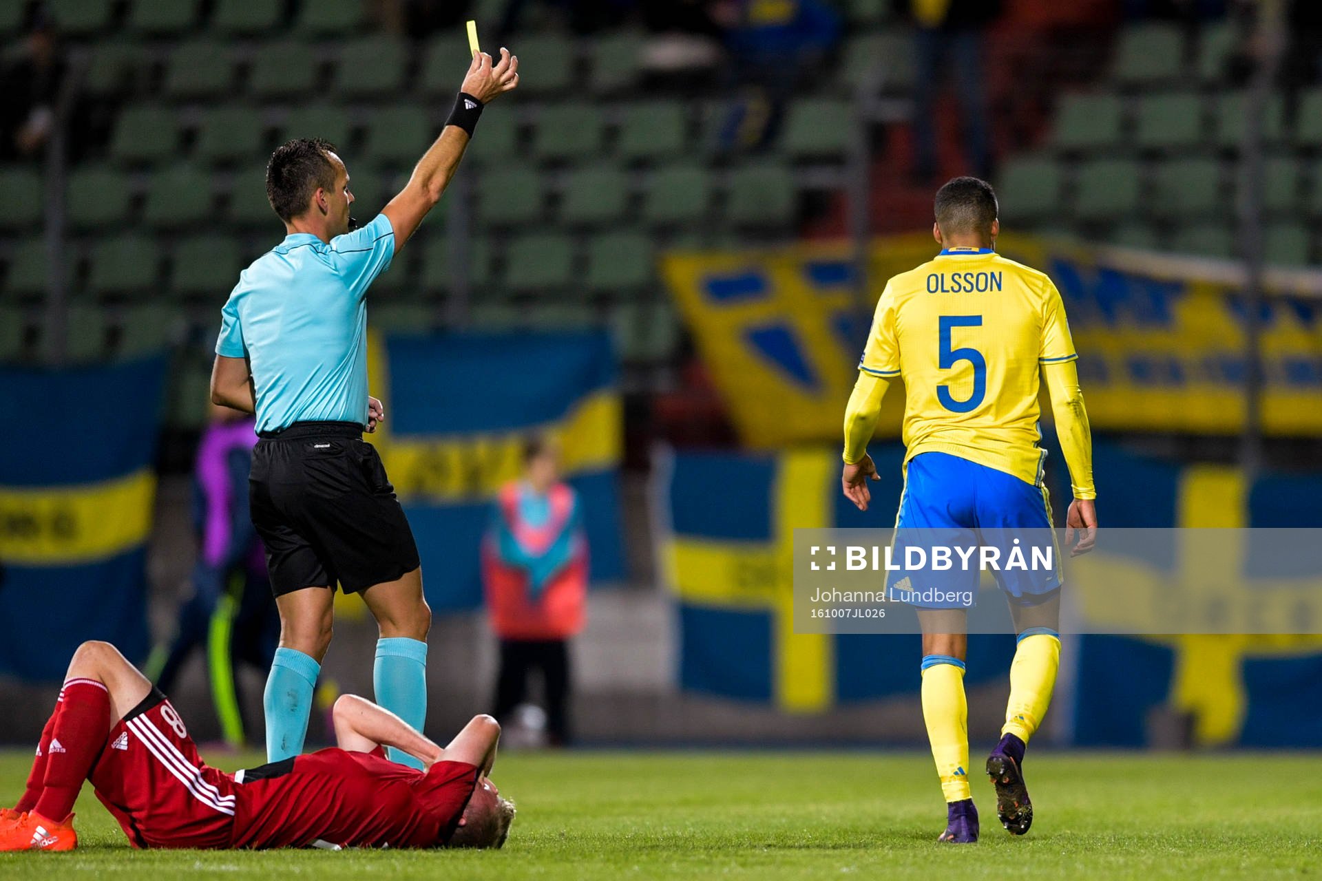 Sveriges Martin Olsson tilldelas gult kort