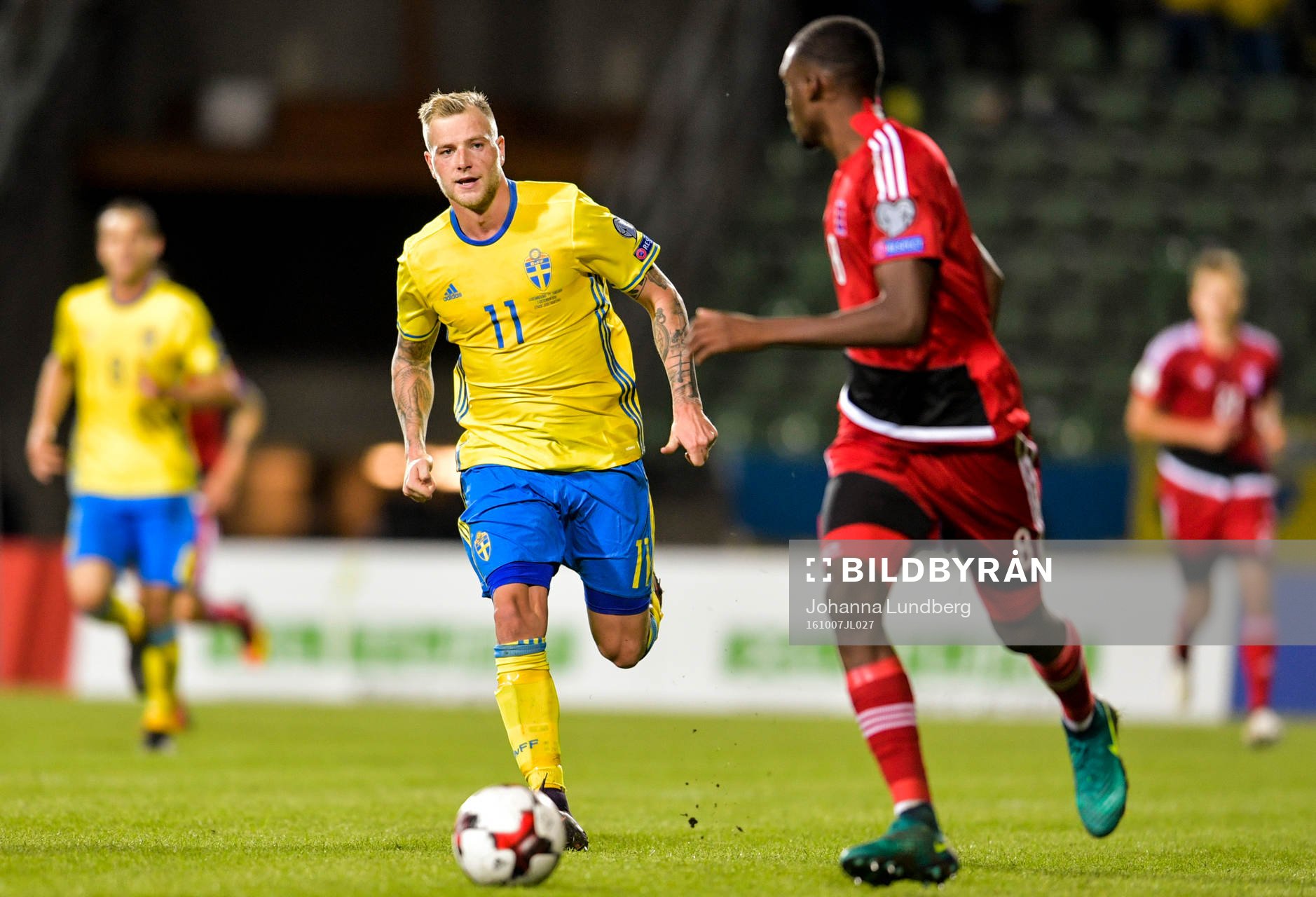 Sveriges John Guidetti jagar Luxemburgs Christopher Martins