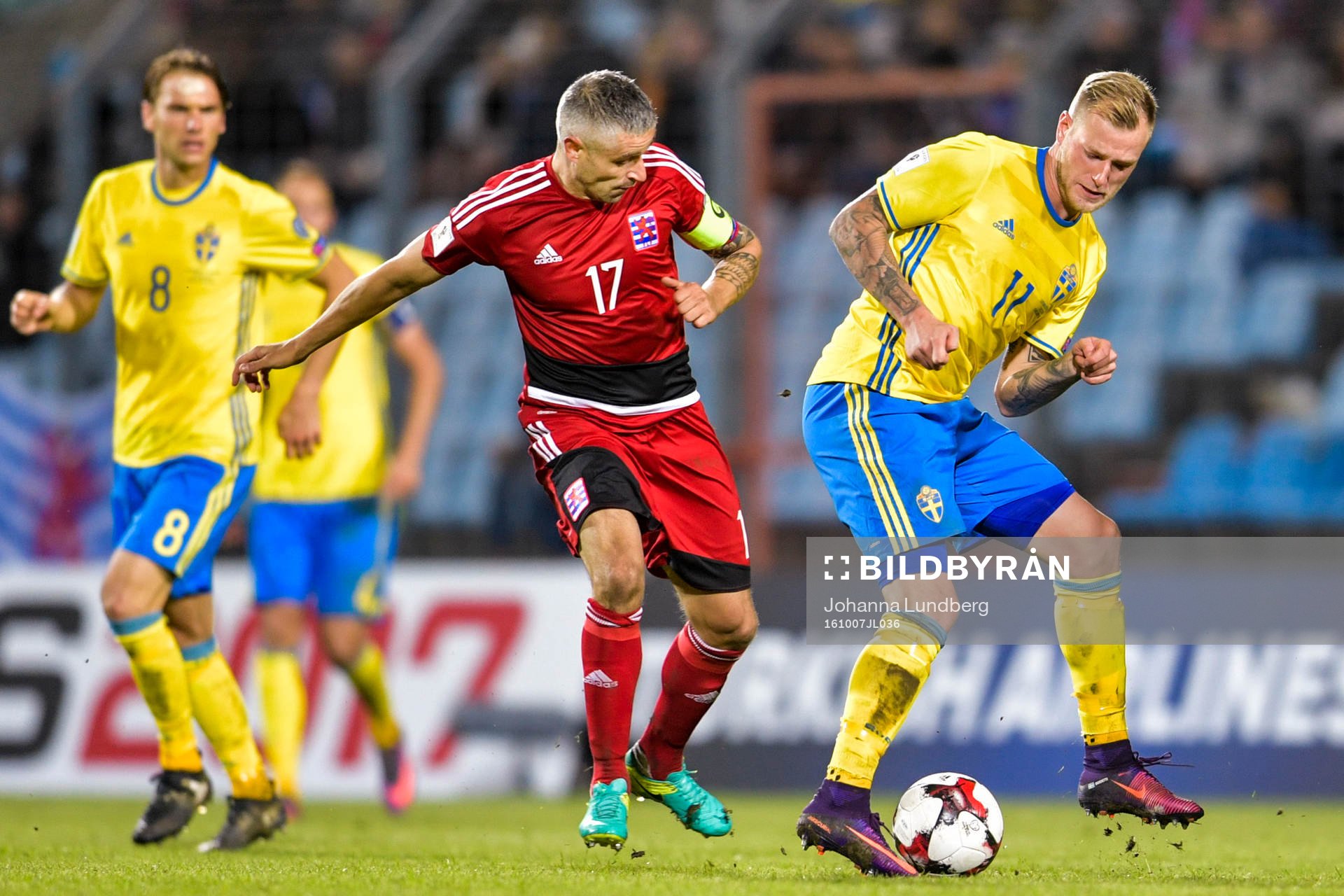 Sveriges John Guidetti mot Luxemburgs Mario Mutsch