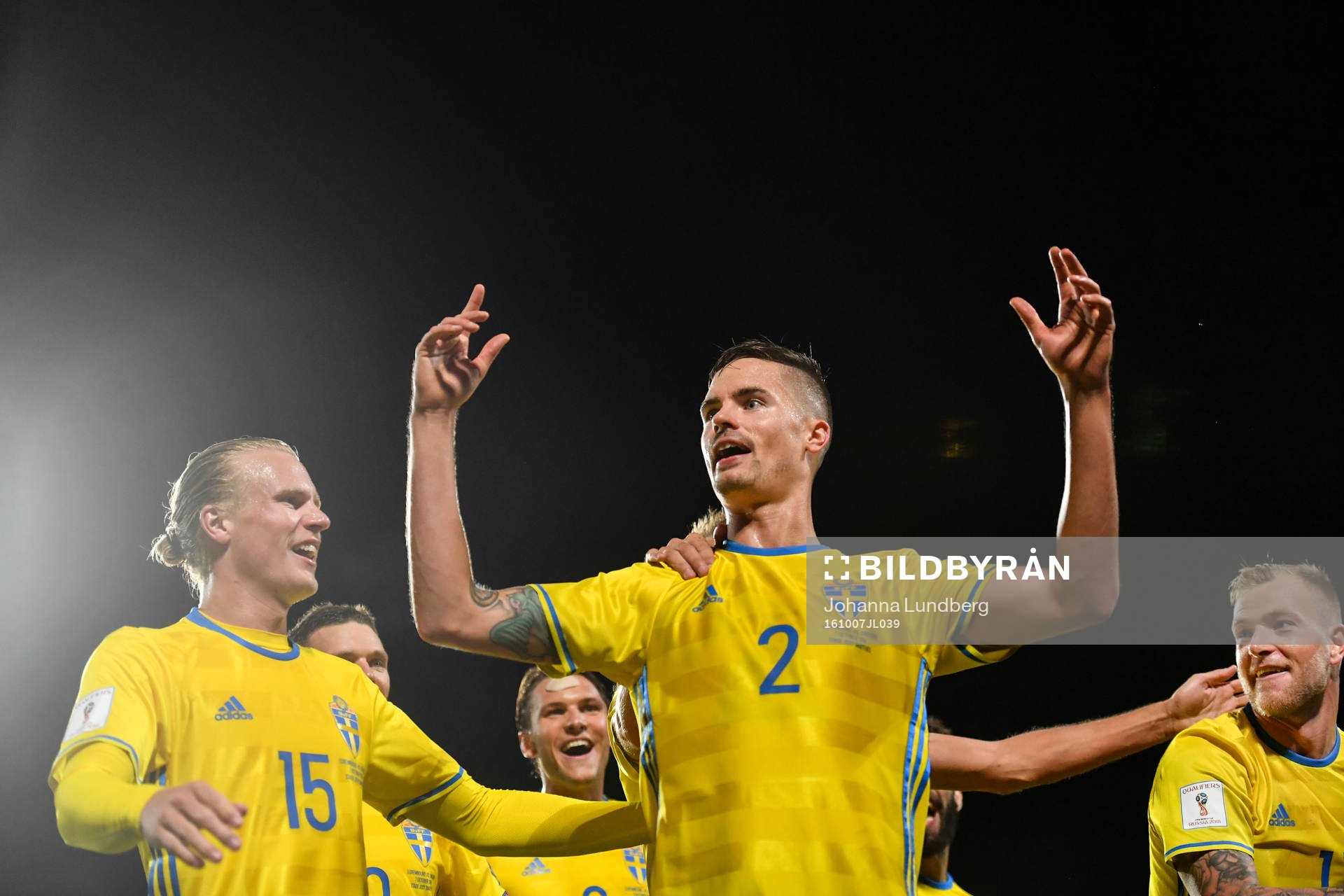 Sveriges Mikael Lustig (m) jublar ihop med Oscar Hiljemark