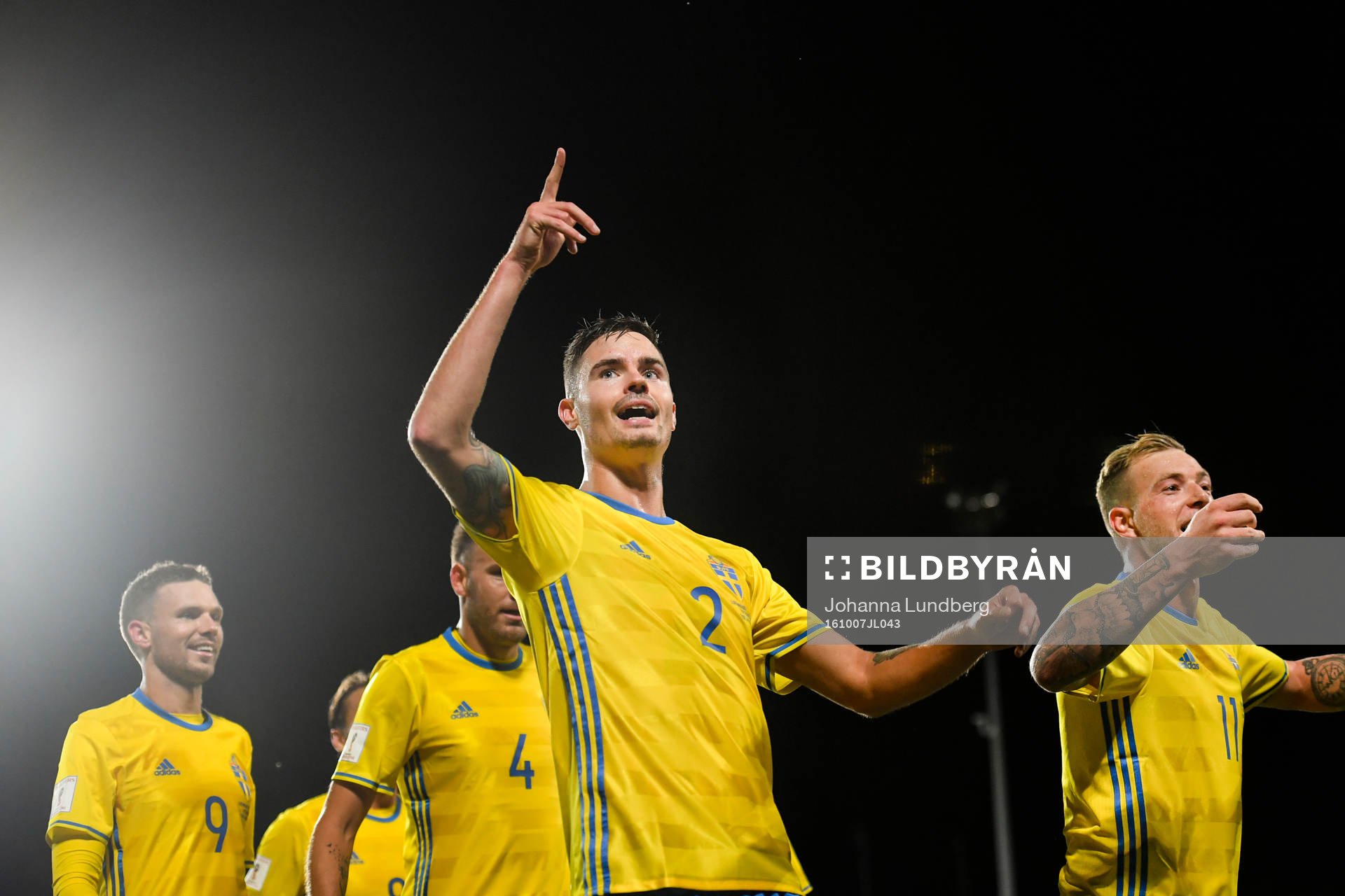 Sveriges Mikael Lustig (m) jublar efter sitt 0-1 målet under fotbollsmatchen i VM-kvalet mellan Luxemburg och Sverige den 7 oktober 2016 i Luxemburg.