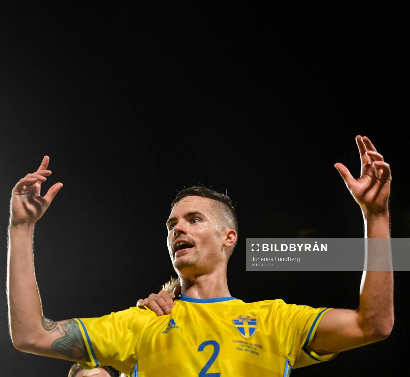 Sveriges Mikael Lustig jublar