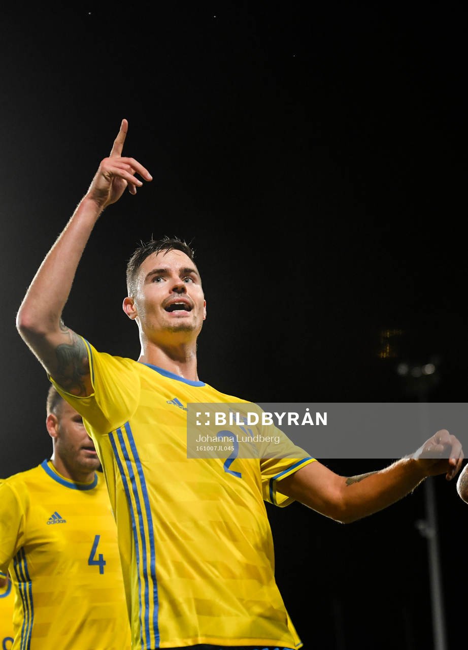 Sveriges Mikael Lustig jublar efter sitt 0-1 målet under fotbollsmatchen i VM-kvalet mellan Luxemburg och Sverige den 7 oktober 2016 i Luxemburg.