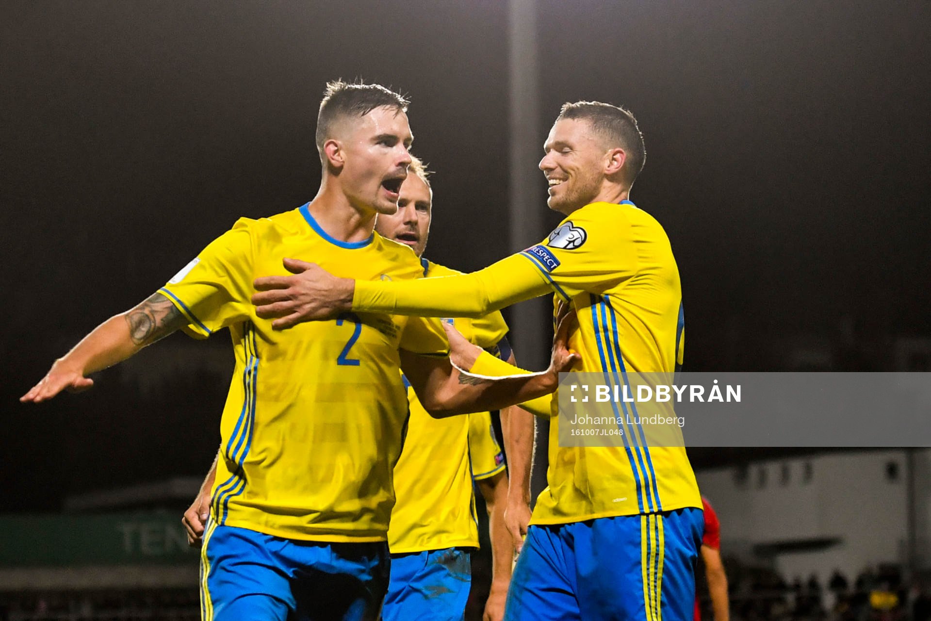 Sveriges Mikael Lustig jublar ihop med Marcus Berg