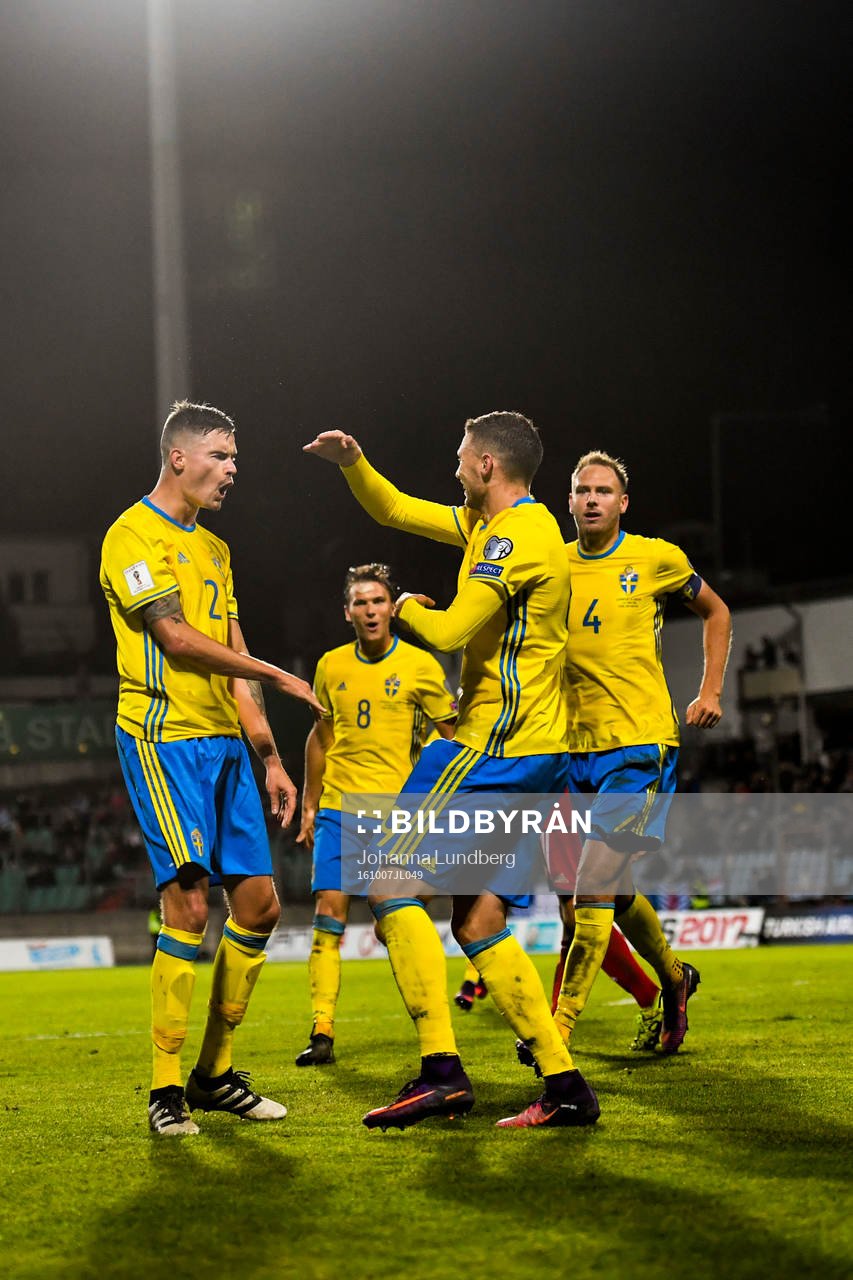 Sveriges Mikael Lustig jublar ihop med Marcus Berg