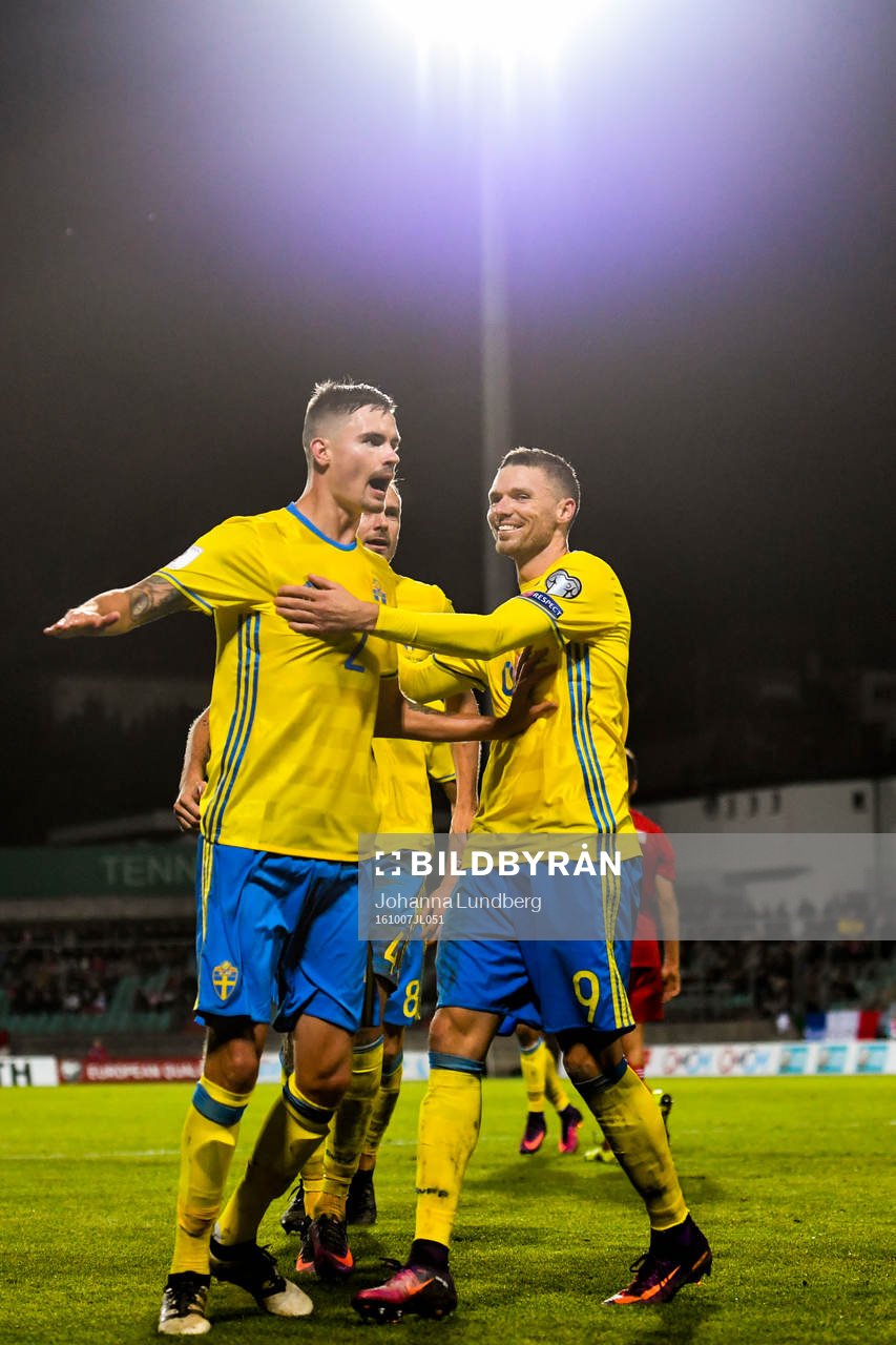 Sveriges Mikael Lustig jublar ihop med Marcus Berg