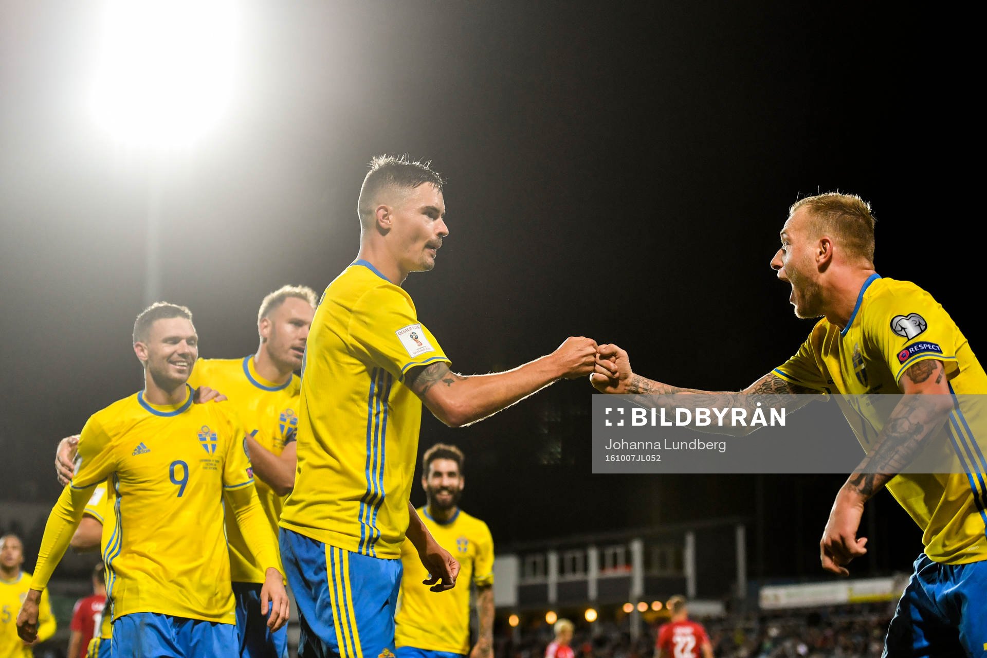 Sveriges Mikael Lustig jublar ihop med John Guidetti efter sitt 1-0 mål under fotbollsmatchen i VM-kvalet mellan Luxemburg och Sverige den 7 oktober 2016 i Luxemburg.