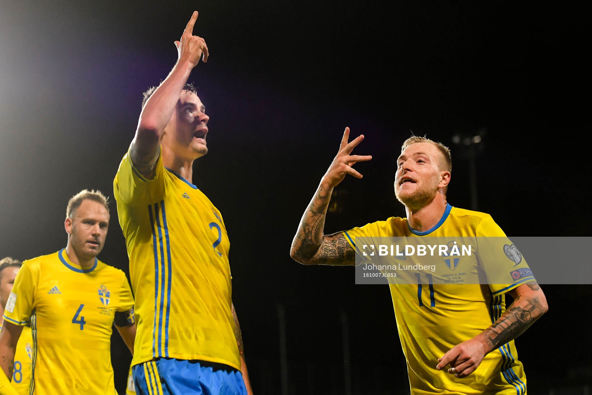 Sveriges Mikael Lustig jublar ihop med John Guidetti efter sitt 1-0 mål under fotbollsmatchen i VM-kvalet mellan Luxemburg och Sverige den 7 oktober 2016 i Luxemburg.