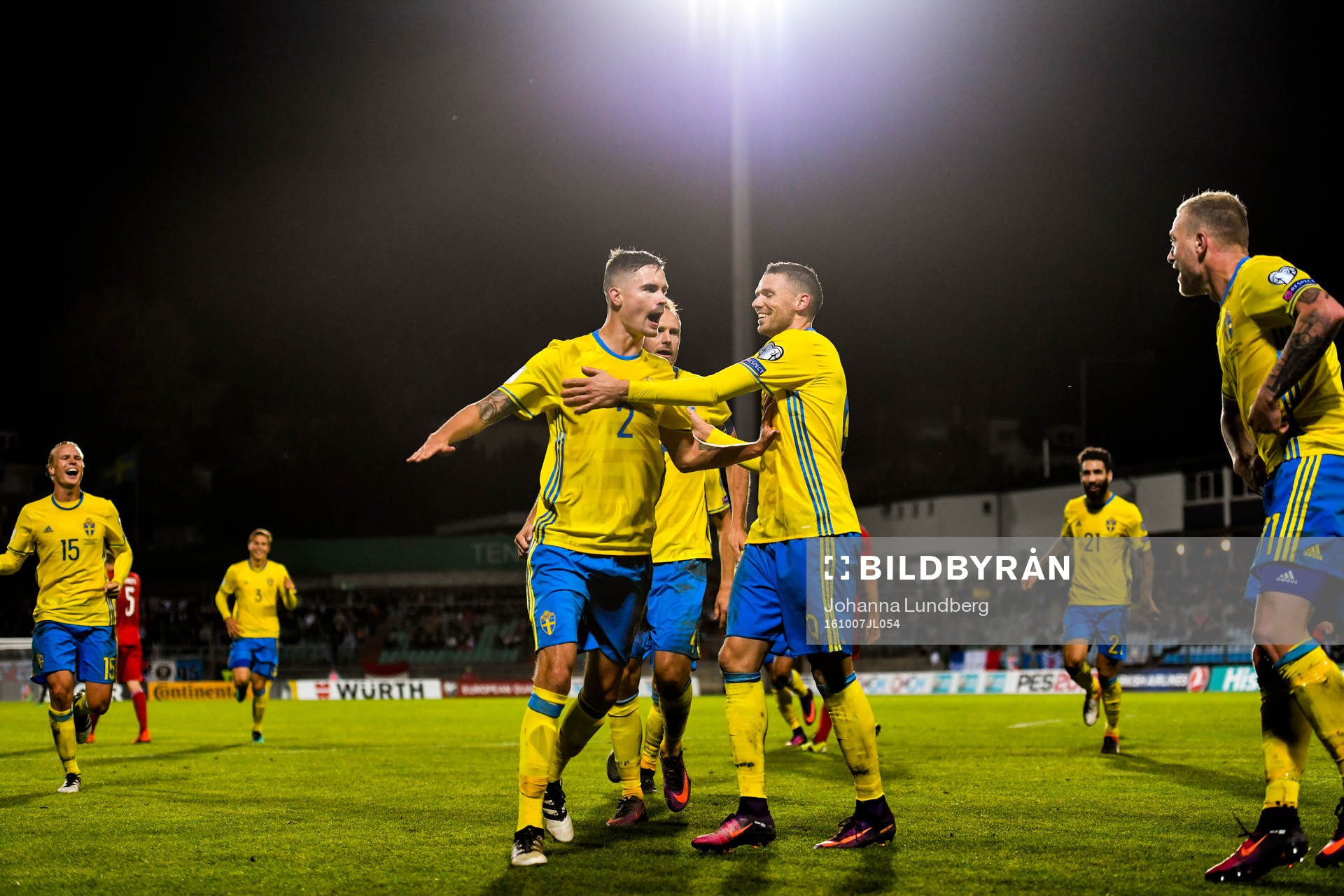 Sveriges Mikael Lustig jublar ihop med Marcus Berg och John