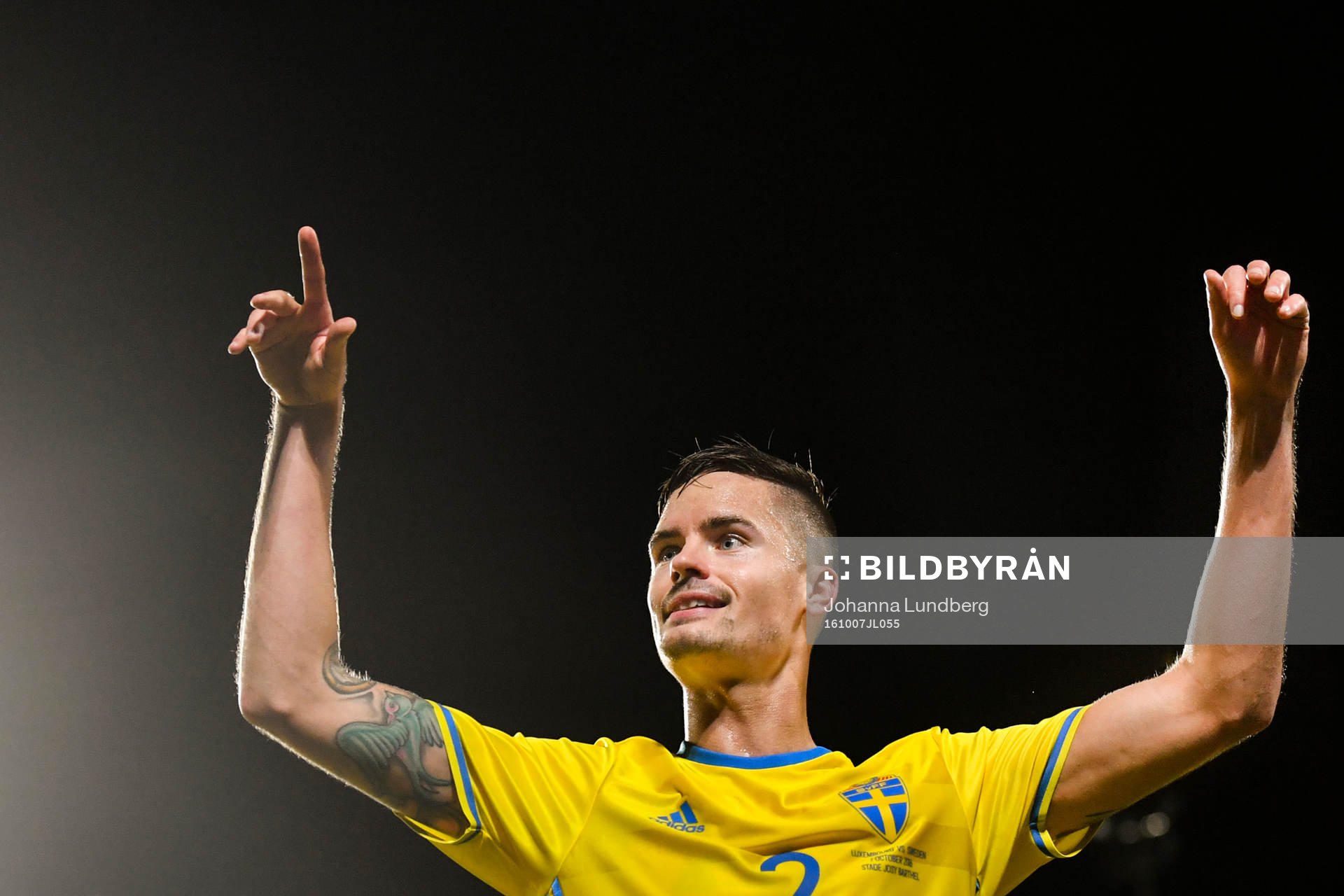Sveriges Mikael Lustig jublar efter sitt 1-0 mål under fotbollsmatchen i VM-kvalet mellan Luxemburg och Sverige den 7 oktober 2016 i Luxemburg.