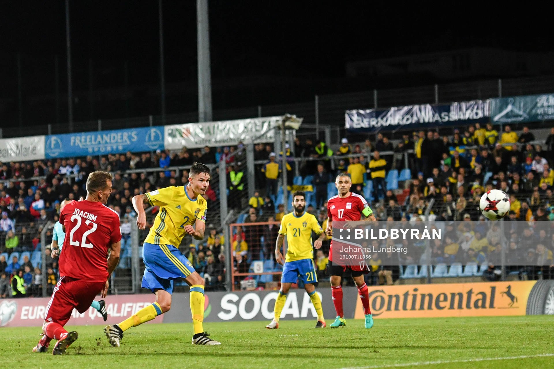 Sveriges Mikael Lustig gör 1-0