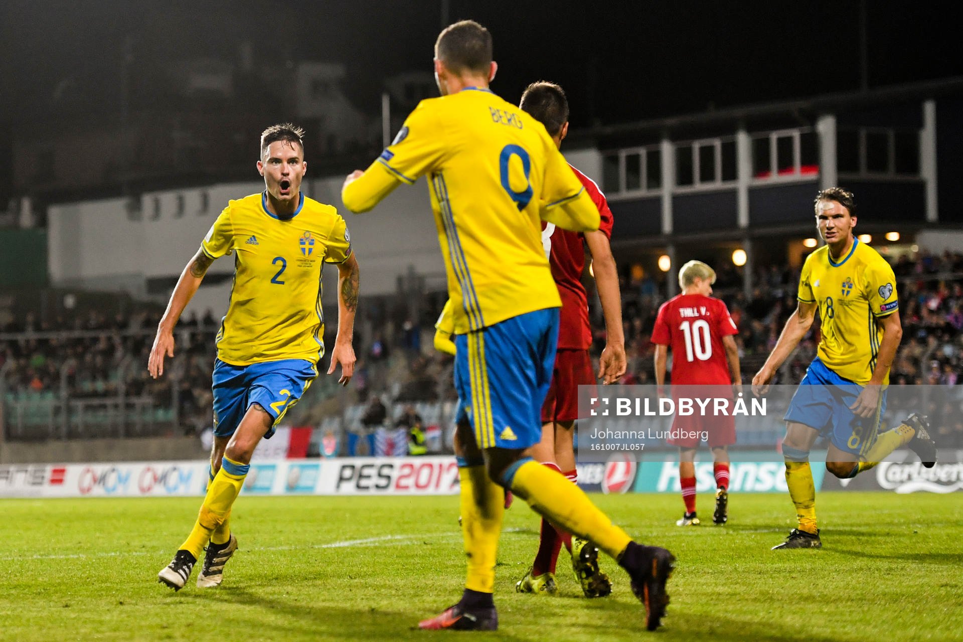 Sveriges Mikael Lustig jublar mot Marcus Berg