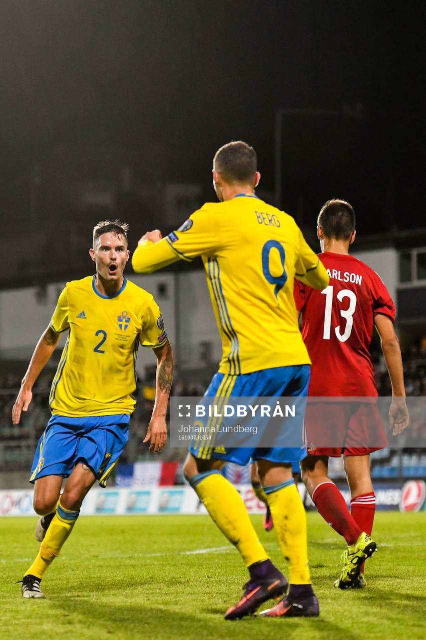 Sveriges Mikael Lustig jublar mot Marcus Berg