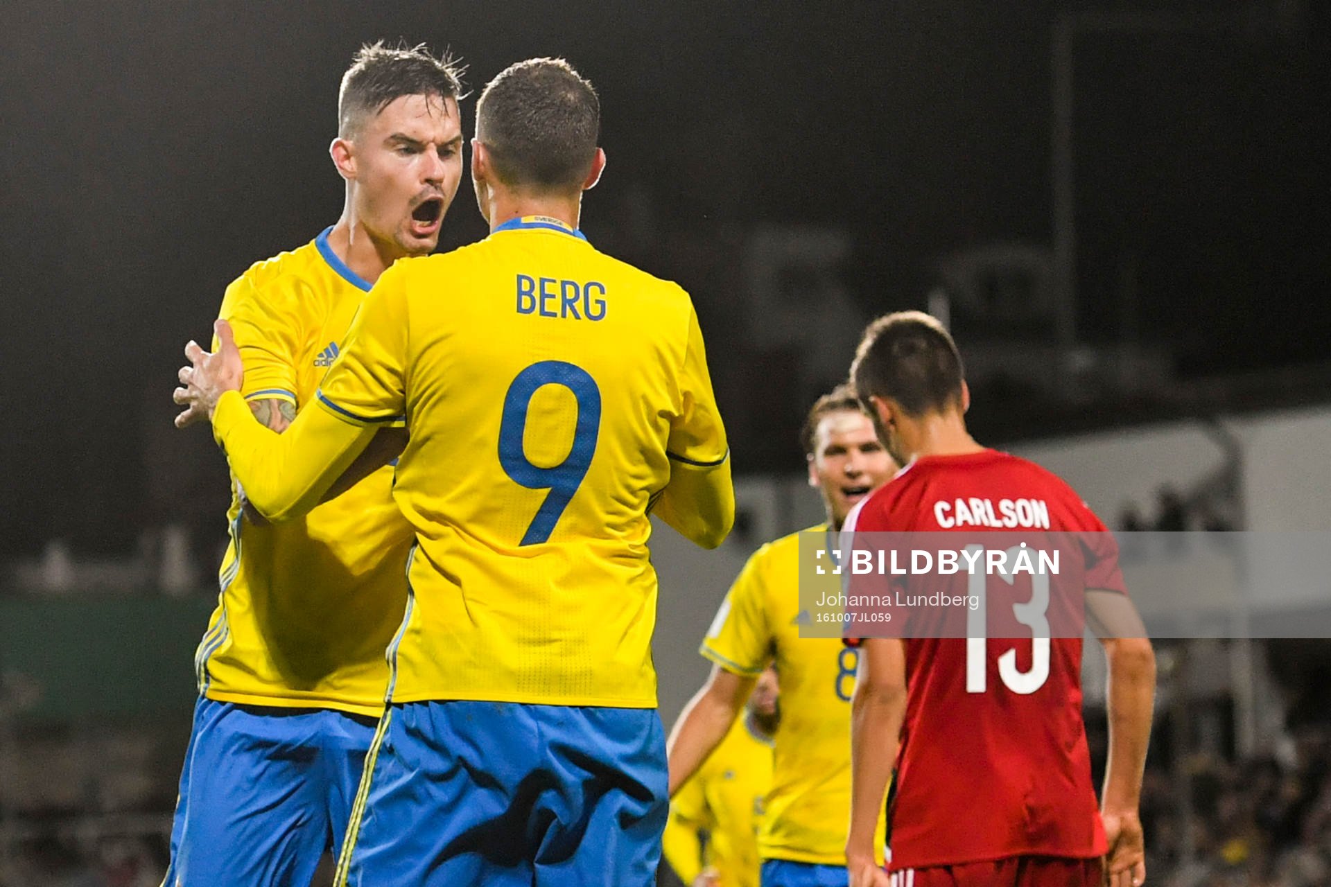 Sveriges Mikael Lustig jublar med Marcus Berg