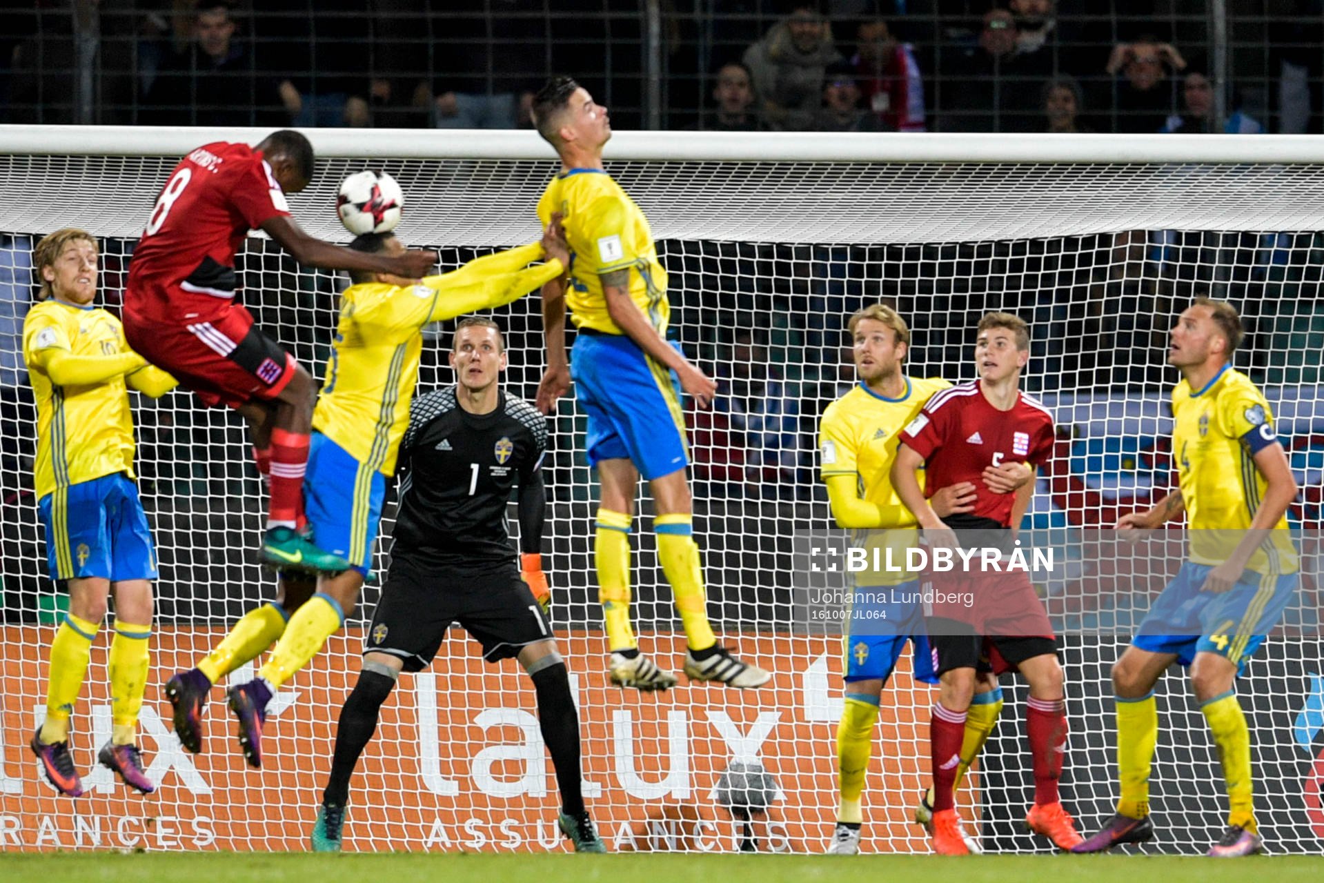 Sveriges målvakt Robin Olsen ser på när Martin Olsson
